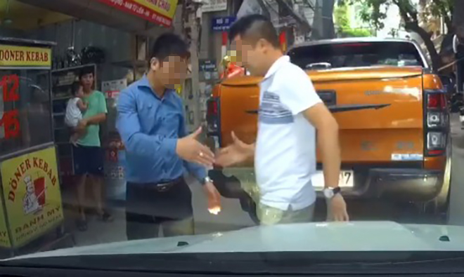 H&agrave;ng loạt vụ h&agrave;nh xử c&ocirc;n đồ do va chạm khi tham gia giao th&ocirc;ng, Bộ C&ocirc;ng an cảnh b&aacute;o g&igrave;?- Ảnh 3.