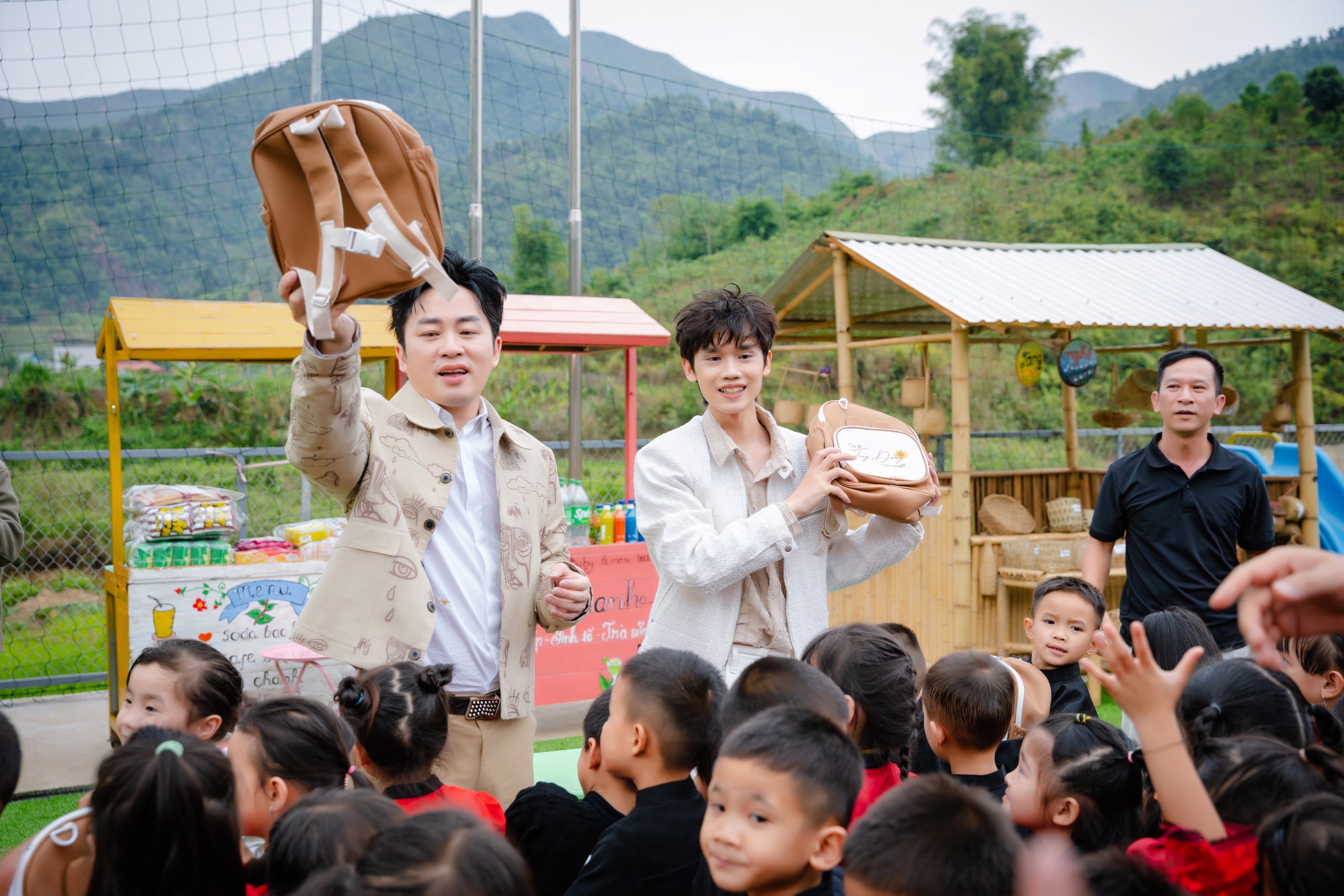 T&ugrave;ng Dương bắt tay với nhạc sĩ tạo hit Nguyễn Thương, ra MV "Đừng buồn phiền nữa"- Ảnh 1.