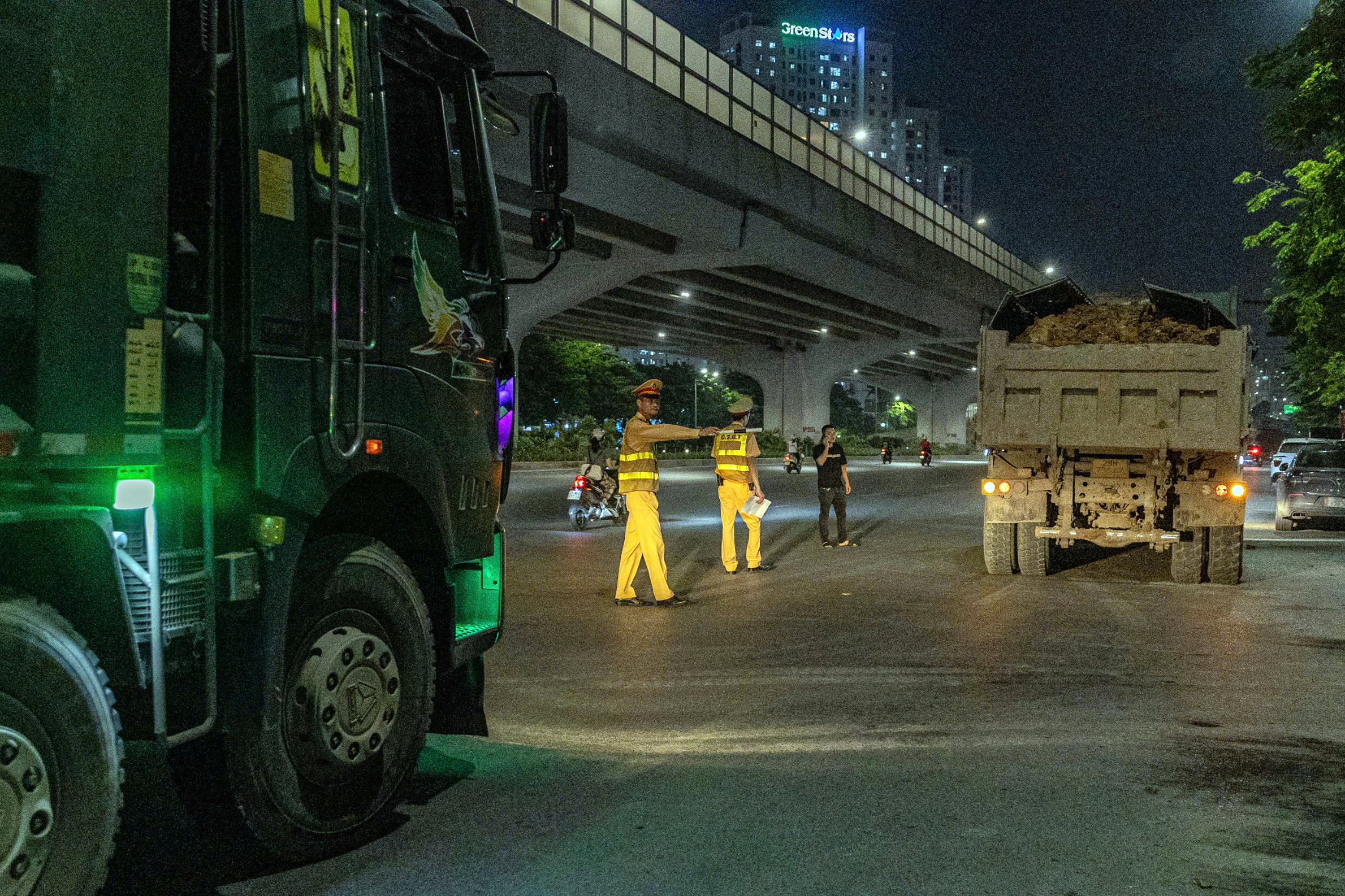 H&agrave; Nội: CSGT lập chốt khung giờ "hiểm", phạt h&agrave;ng loạt xe "hổ vồ" chở qu&aacute; tải- Ảnh 12.