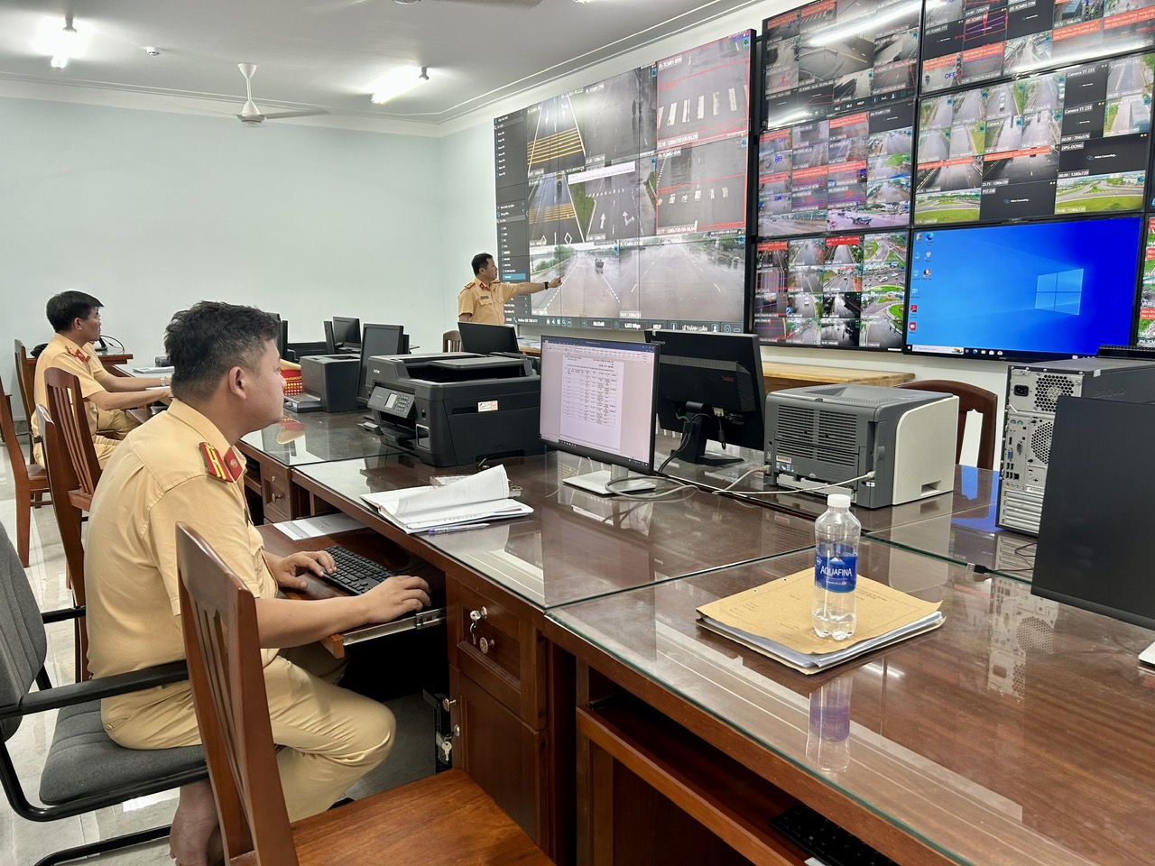 CSGT Bình Định phạt nguội hàng nghìn phương tiện vi phạm qua hình ảnh- Ảnh 2. CSGT Bình Định phạt nguội hàng nghìn phương tiện vi phạm qua hình ảnh- Ảnh 2.