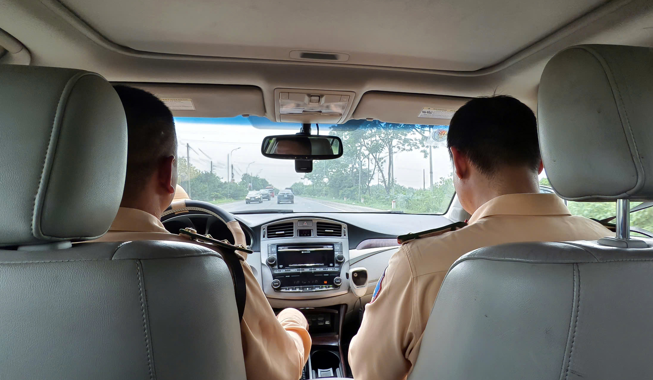 H&agrave; Nội: CSGT lập chốt khung giờ "hiểm", phạt h&agrave;ng loạt xe "hổ vồ" chở qu&aacute; tải- Ảnh 5.