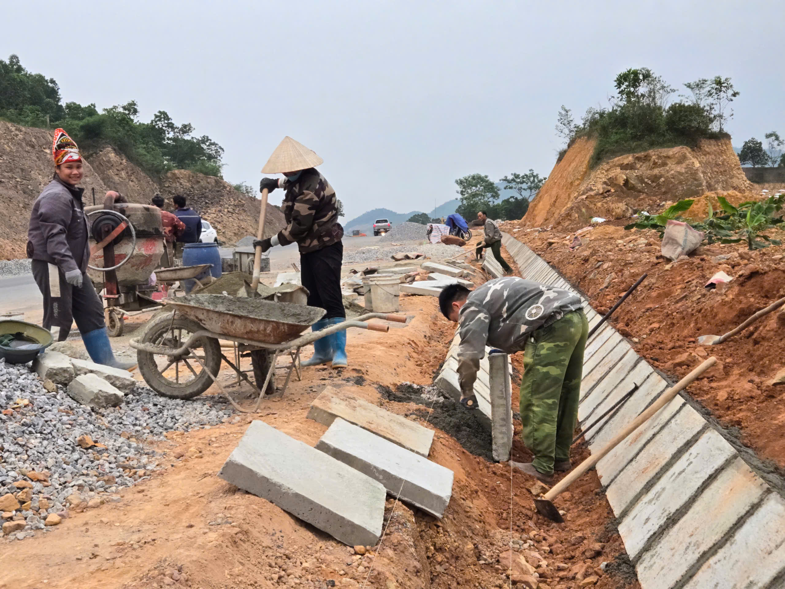 Tuyến đường 4.200 tỷ đồng tại Th&aacute;i Nguy&ecirc;n tăng tốc về đ&iacute;ch sau hơn 3 năm thi c&ocirc;ng- Ảnh 7.