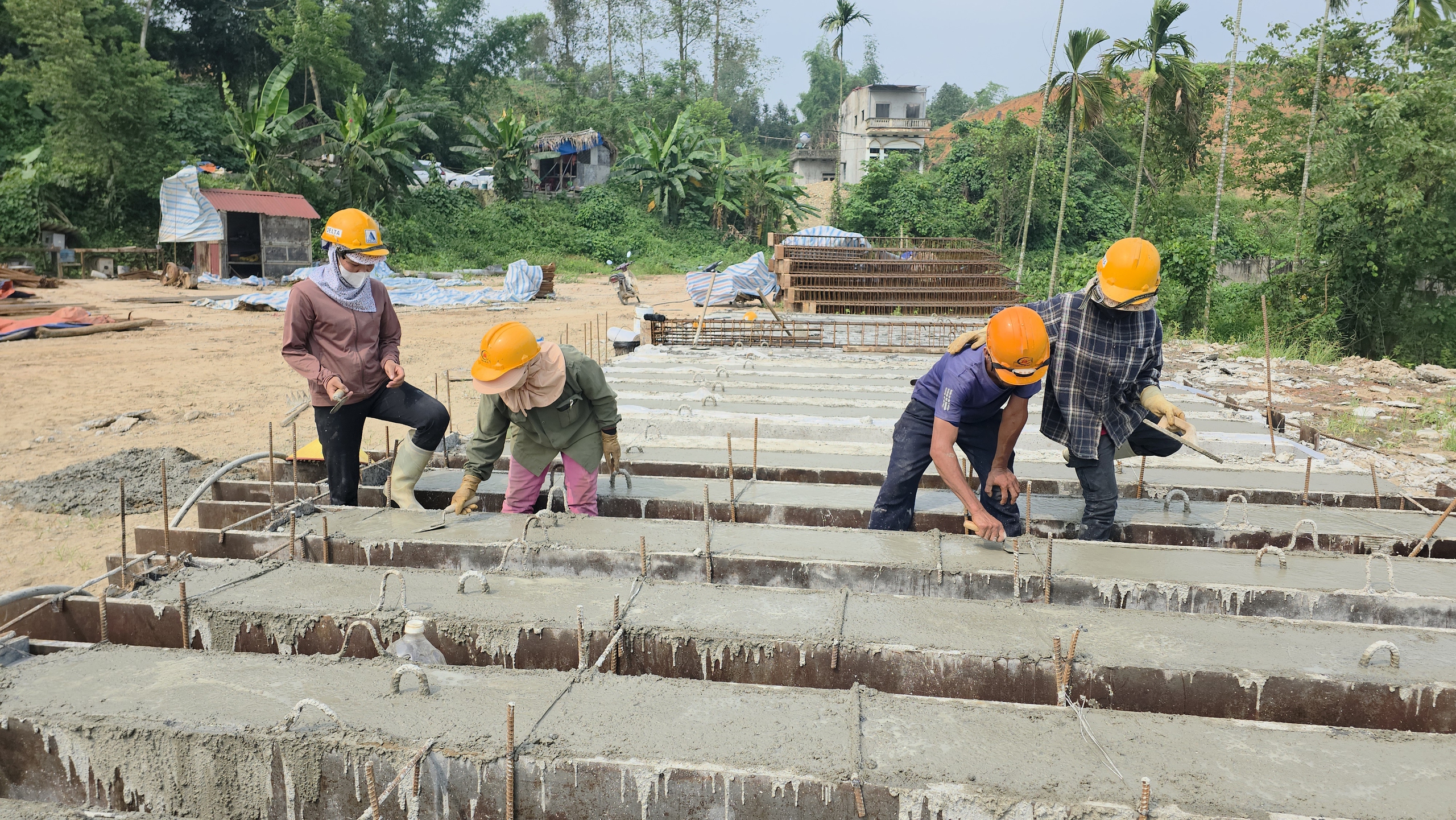 Vượt nắng nóng bám tiến độ tuyến kè 300 tỷ đồng ở Lào Cai- Ảnh 6. Vượt nắng nóng bám tiến độ tuyến kè 300 tỷ đồng ở Lào Cai- Ảnh 6.