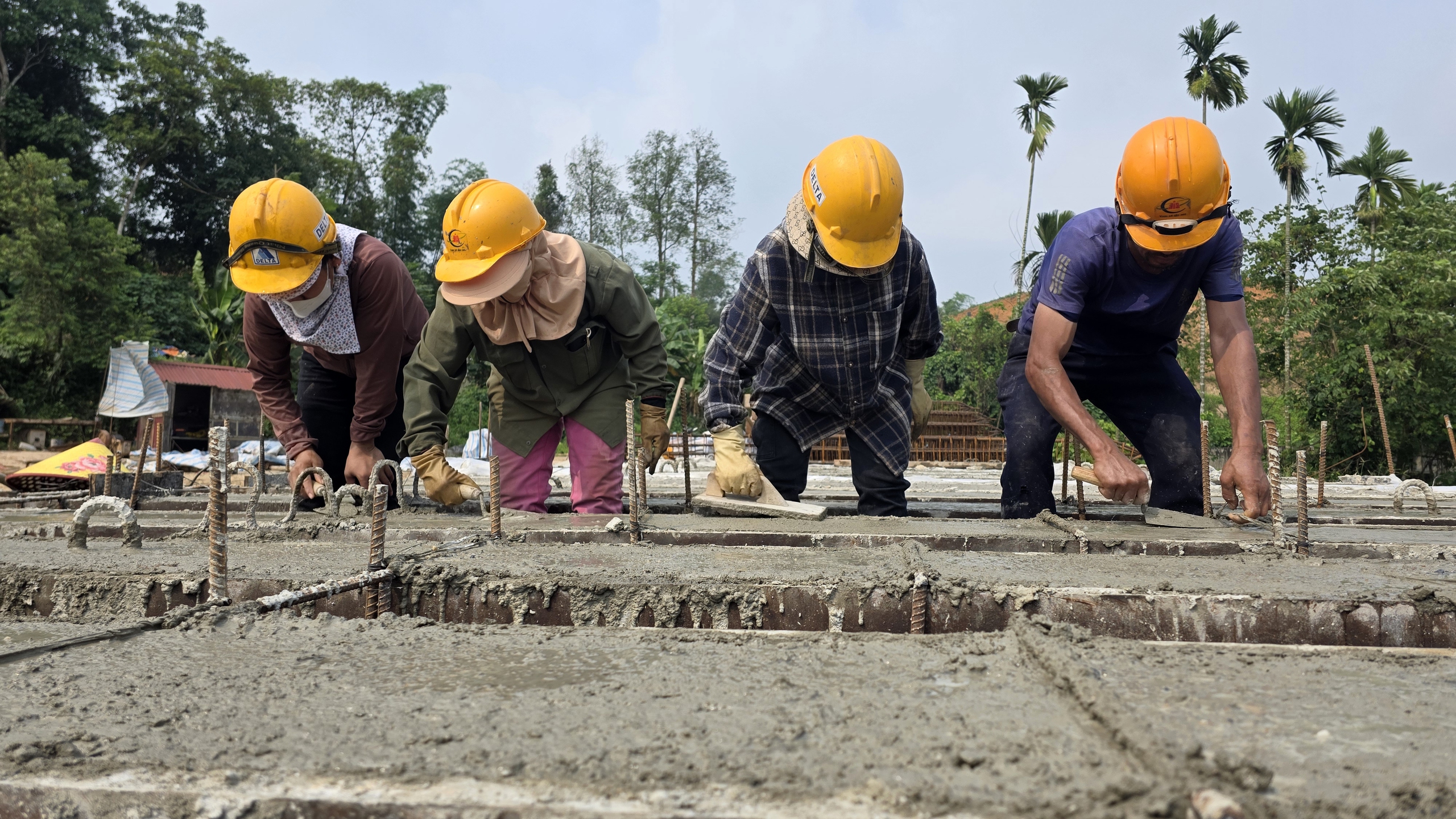 Vượt nắng nóng bám tiến độ tuyến kè 300 tỷ đồng ở Lào Cai- Ảnh 7. Vượt nắng nóng bám tiến độ tuyến kè 300 tỷ đồng ở Lào Cai- Ảnh 7.