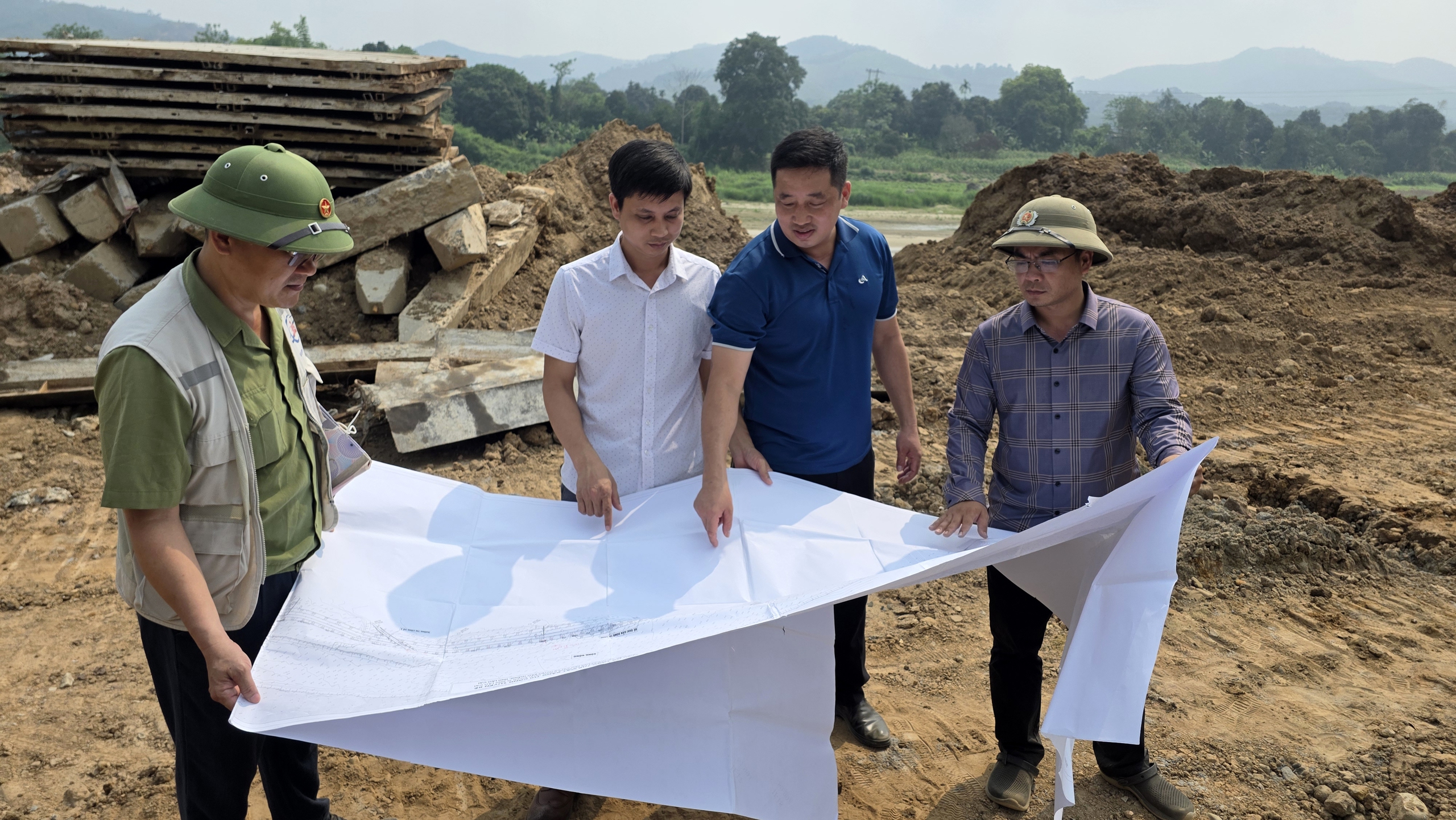 Vượt nắng nóng bám tiến độ tuyến kè 300 tỷ đồng ở Lào Cai- Ảnh 3. Vượt nắng nóng bám tiến độ tuyến kè 300 tỷ đồng ở Lào Cai- Ảnh 3.