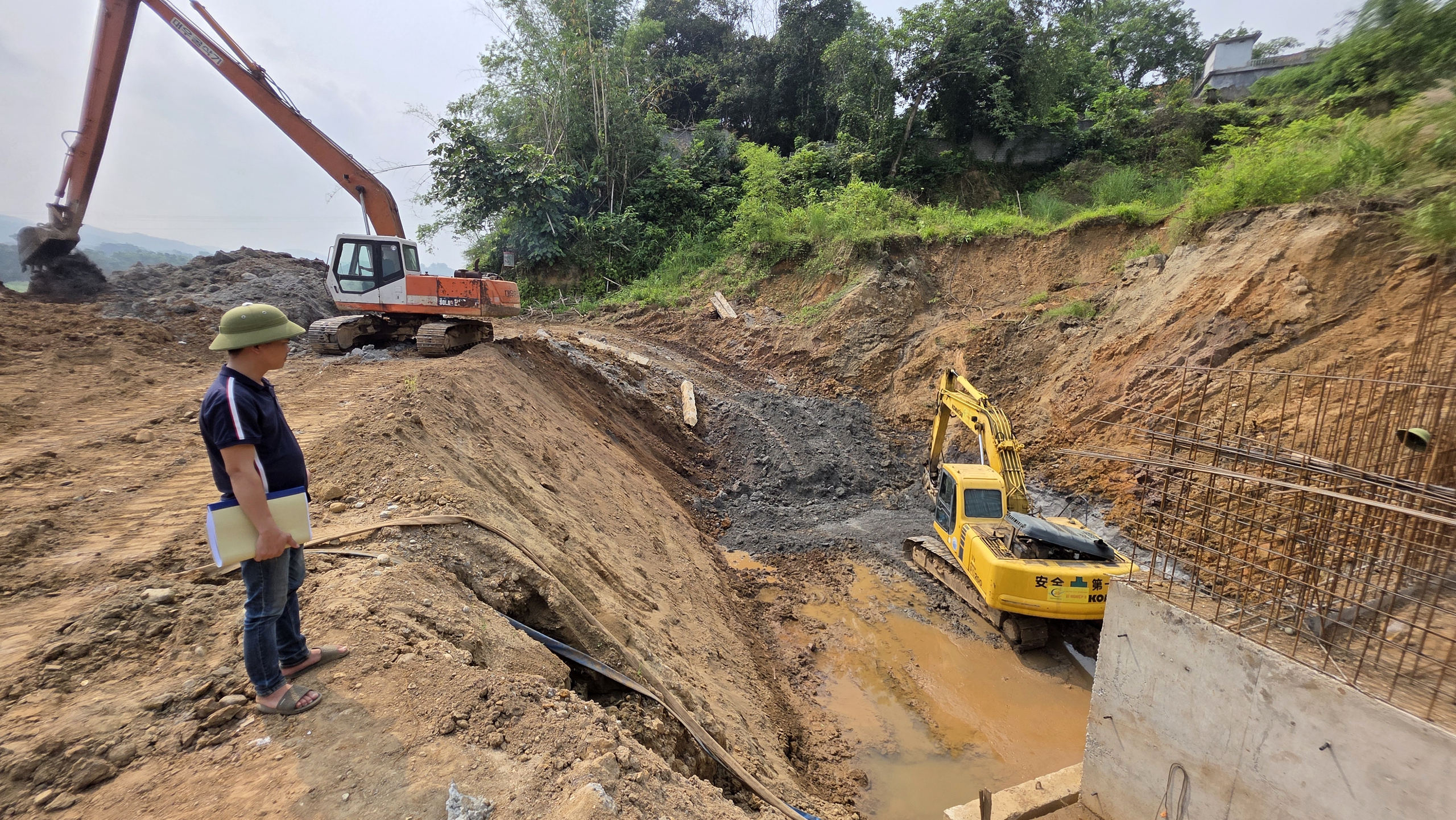 Vượt nắng nóng bám tiến độ tuyến kè 300 tỷ đồng ở Lào Cai- Ảnh 4. Vượt nắng nóng bám tiến độ tuyến kè 300 tỷ đồng ở Lào Cai- Ảnh 4.