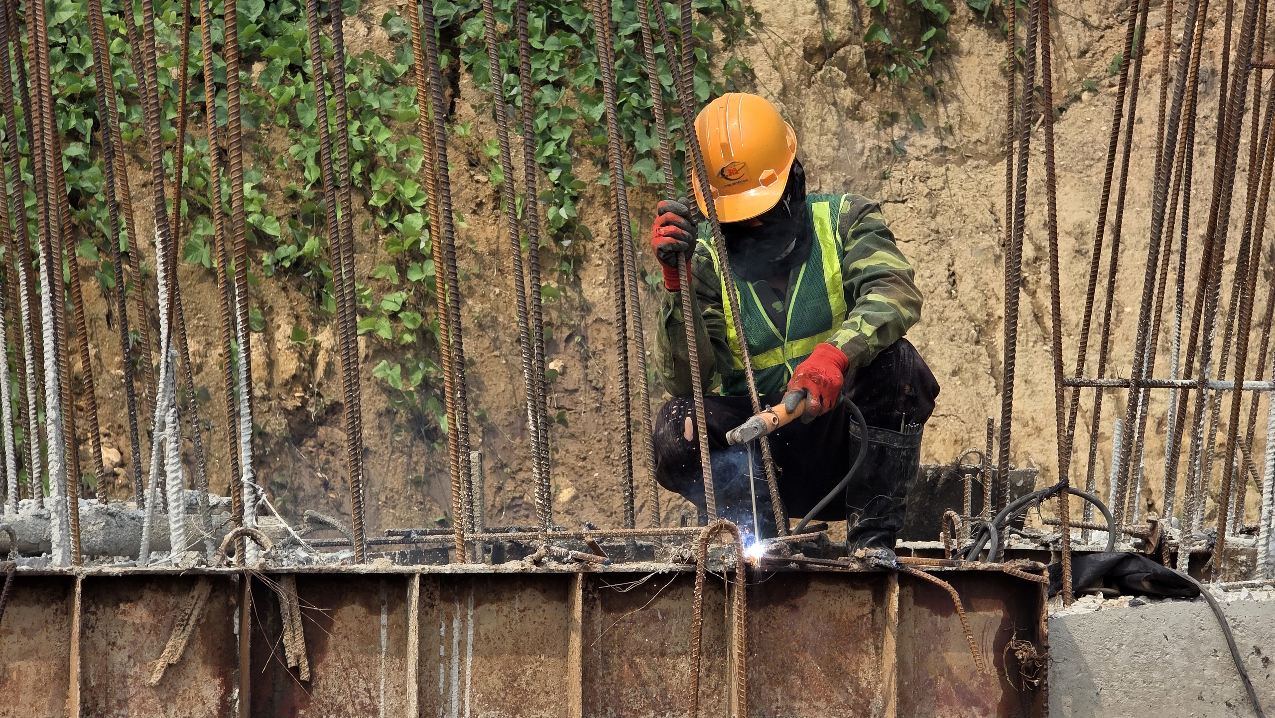 Vượt nắng nóng bám tiến độ tuyến kè 300 tỷ đồng ở Lào Cai- Ảnh 9. Vượt nắng nóng bám tiến độ tuyến kè 300 tỷ đồng ở Lào Cai- Ảnh 9.