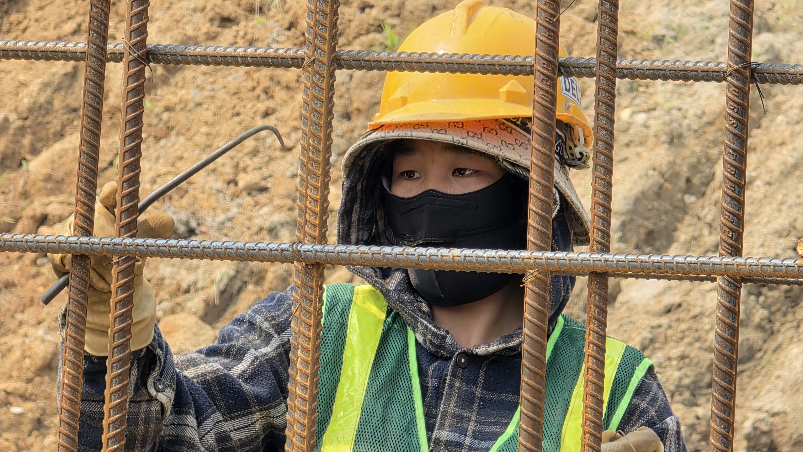 Vượt nắng nóng bám tiến độ tuyến kè 300 tỷ đồng ở Lào Cai- Ảnh 10. Vượt nắng nóng bám tiến độ tuyến kè 300 tỷ đồng ở Lào Cai- Ảnh 10.