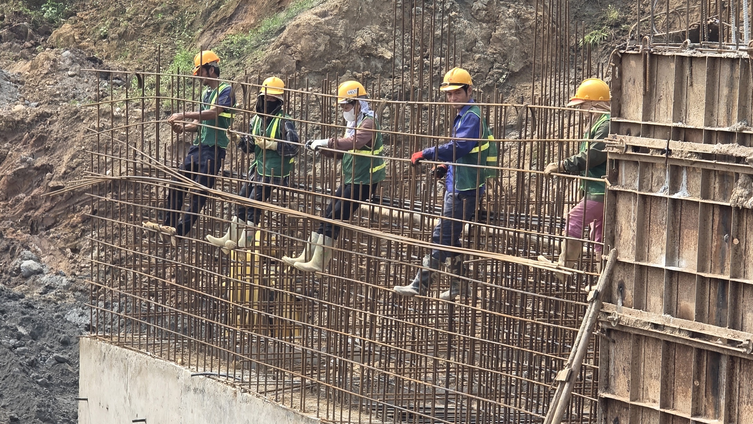 Vượt nắng nóng bám tiến độ tuyến kè 300 tỷ đồng ở Lào Cai- Ảnh 11. Vượt nắng nóng bám tiến độ tuyến kè 300 tỷ đồng ở Lào Cai- Ảnh 11.