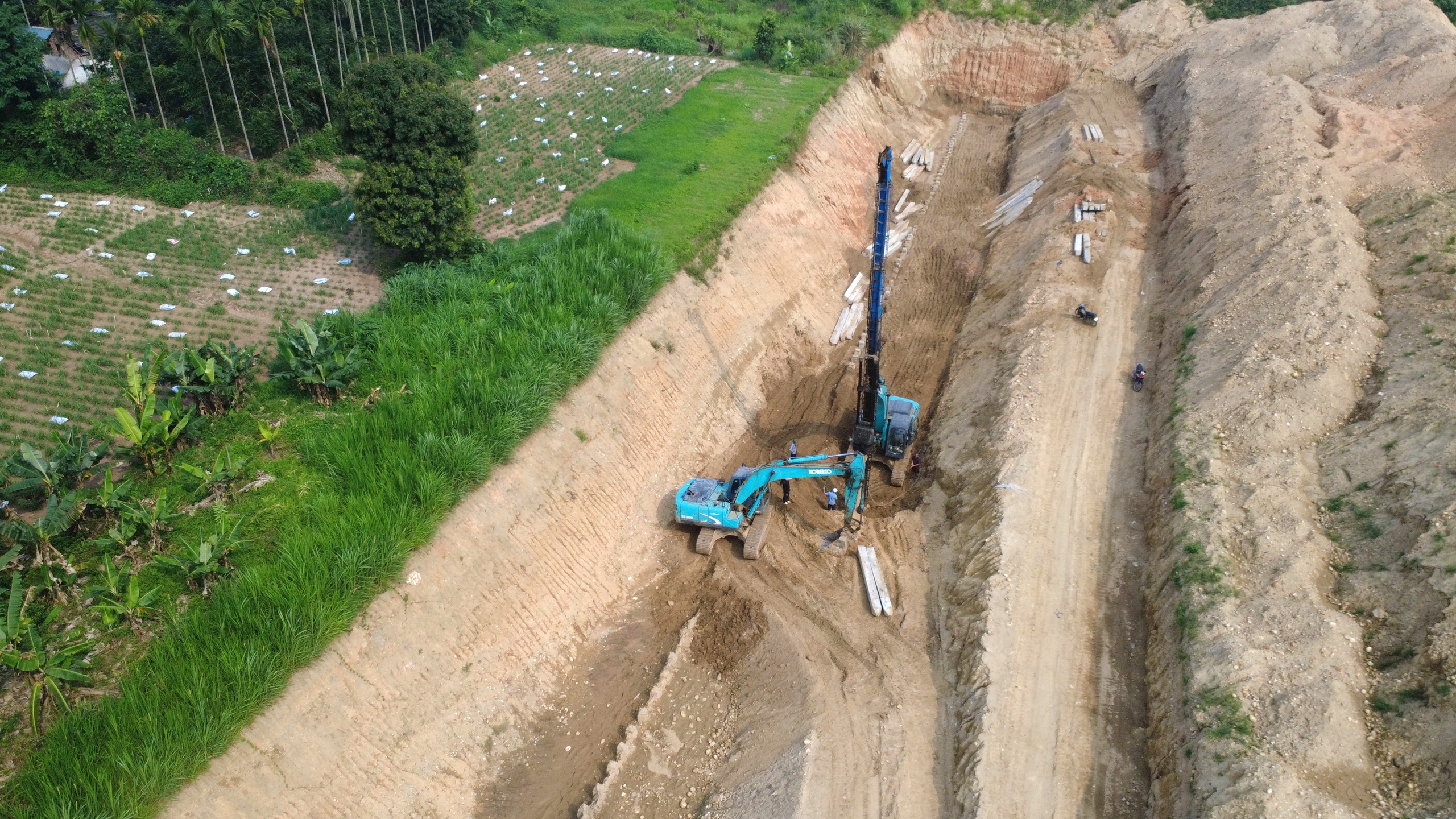 Vượt nắng nóng bám tiến độ tuyến kè 300 tỷ đồng ở Lào Cai- Ảnh 5. Vượt nắng nóng bám tiến độ tuyến kè 300 tỷ đồng ở Lào Cai- Ảnh 5.