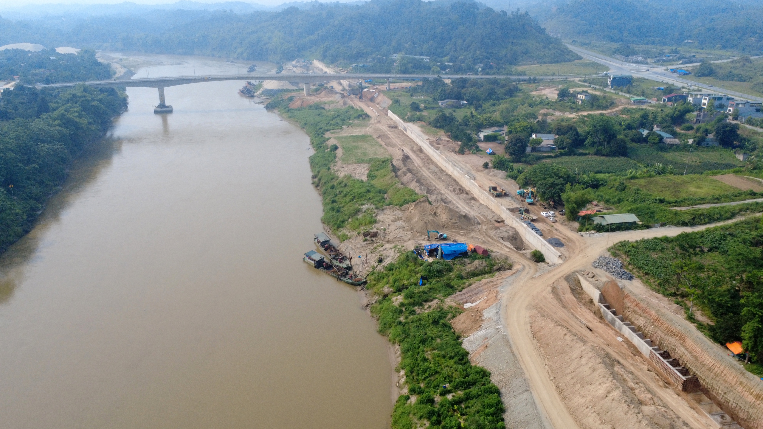 Vượt nắng nóng bám tiến độ tuyến kè 300 tỷ đồng ở Lào Cai- Ảnh 1. Vượt nắng nóng bám tiến độ tuyến kè 300 tỷ đồng ở Lào Cai- Ảnh 1.