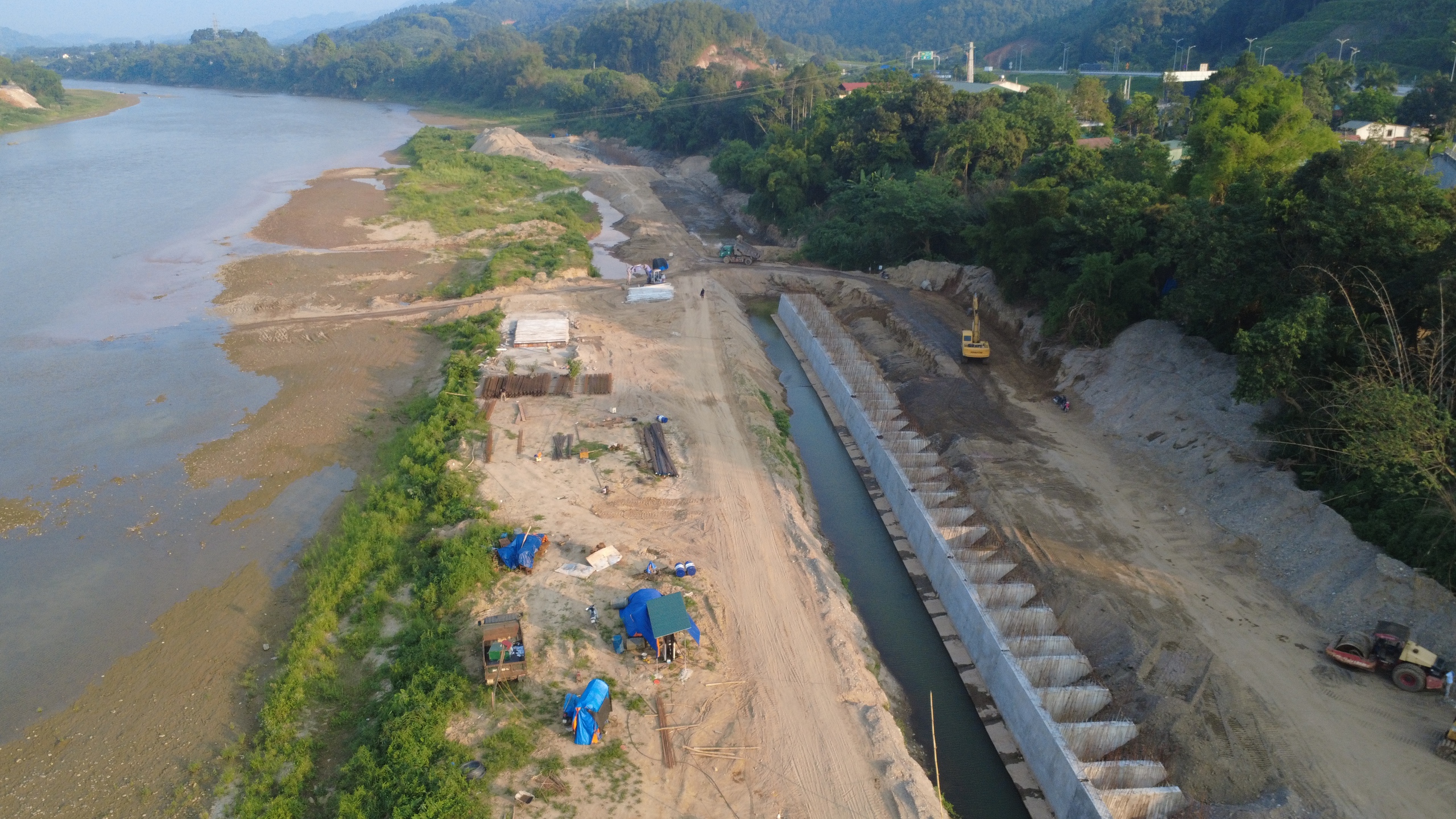 Vượt nắng nóng bám tiến độ tuyến kè 300 tỷ đồng ở Lào Cai- Ảnh 12. Vượt nắng nóng bám tiến độ tuyến kè 300 tỷ đồng ở Lào Cai- Ảnh 12.