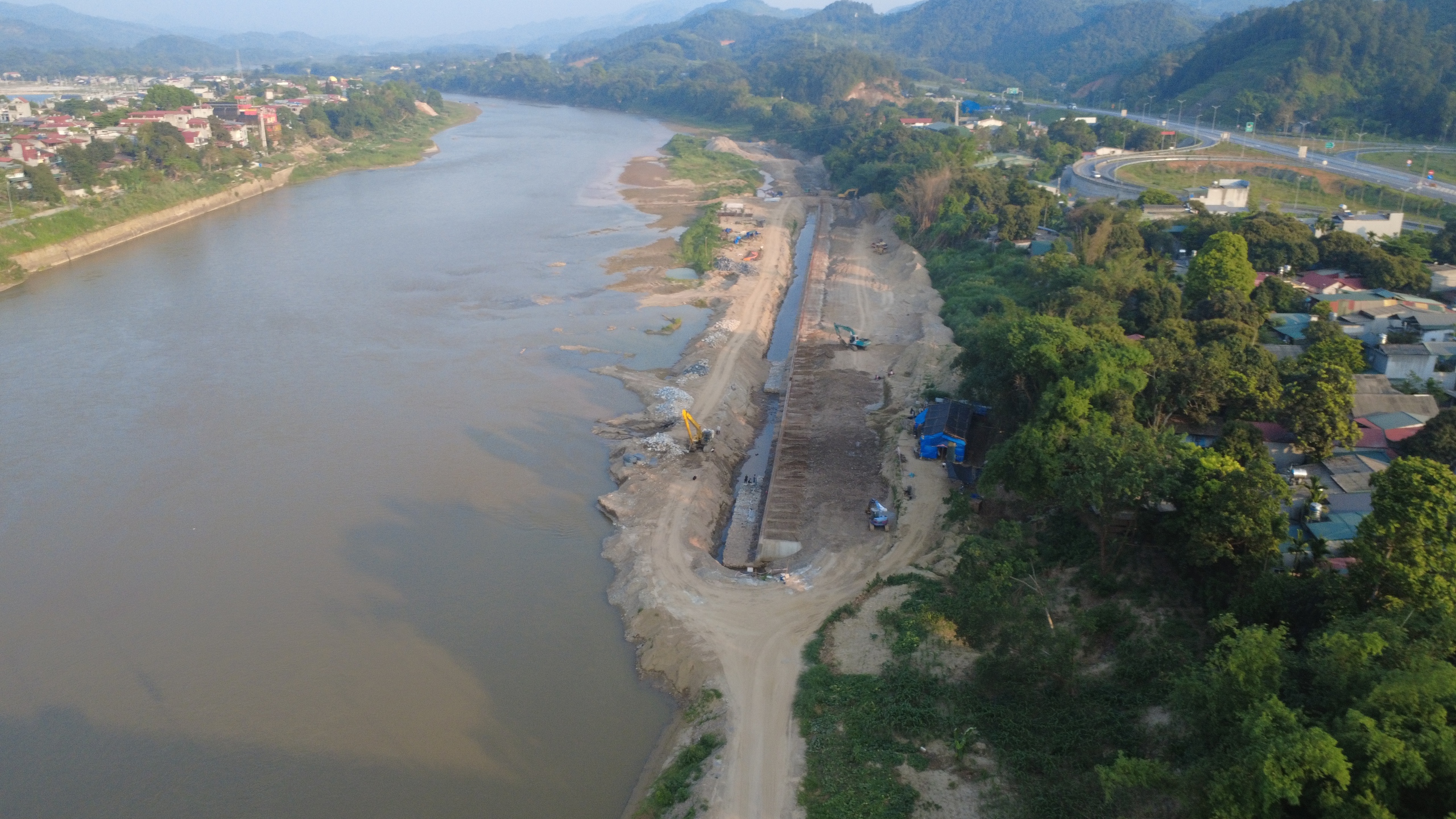 Vượt nắng nóng bám tiến độ tuyến kè 300 tỷ đồng ở Lào Cai- Ảnh 13. Vượt nắng nóng bám tiến độ tuyến kè 300 tỷ đồng ở Lào Cai- Ảnh 13.