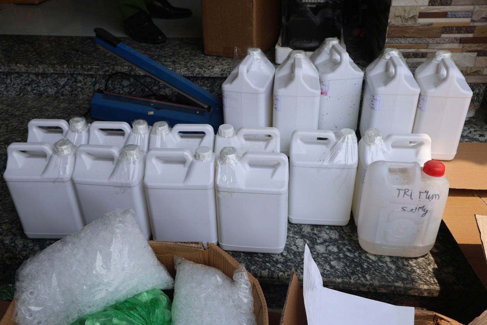 Triệt ph&aacute; ổ sản xuất, bu&ocirc;n b&aacute;n mỹ phẩm giả với hơn 100.000 đơn h&agrave;ng tại Bắc Giang- Ảnh 2.