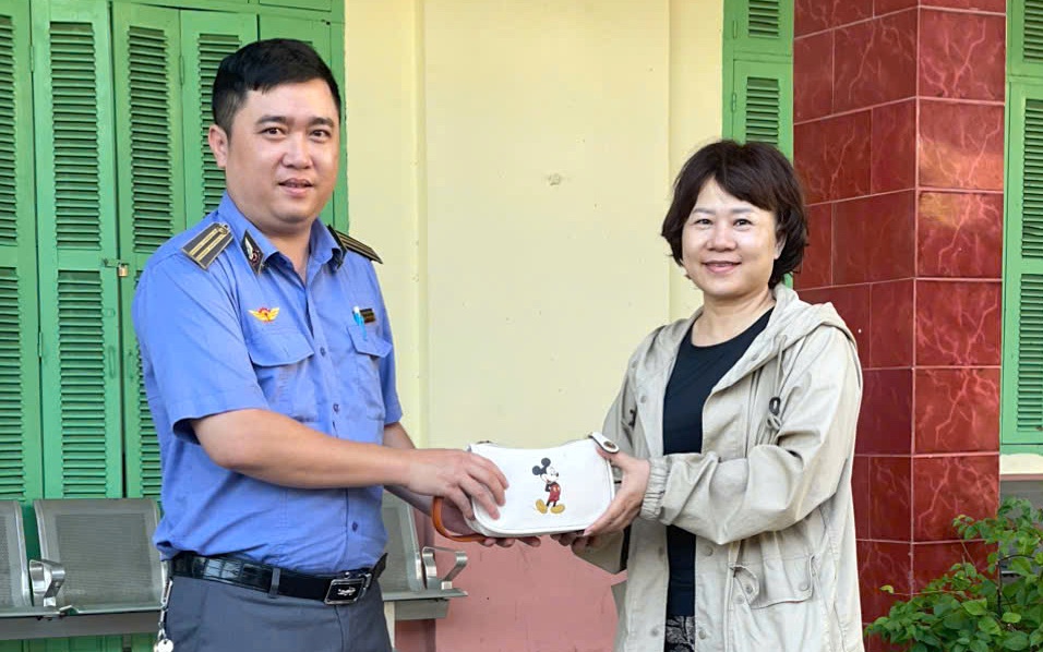 Kh&aacute;ch đ&atilde;ng tr&iacute; qu&ecirc;n hết giấy tờ, v&iacute; tiền tr&ecirc;n t&agrave;u