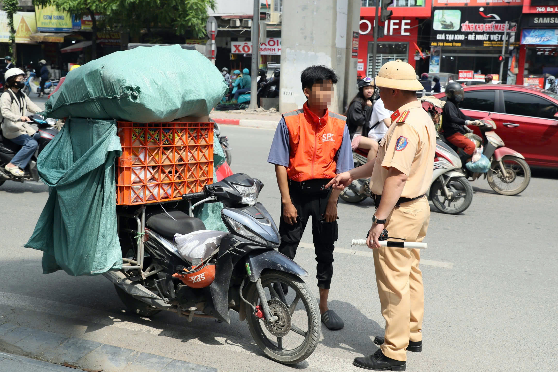 Hà Nội: CSGT ghi hình bằng camera mini, tài xế xe máy hết đường né phạt- Ảnh 4. Hà Nội: CSGT ghi hình bằng camera mini, tài xế xe máy hết đường né phạt- Ảnh 4.