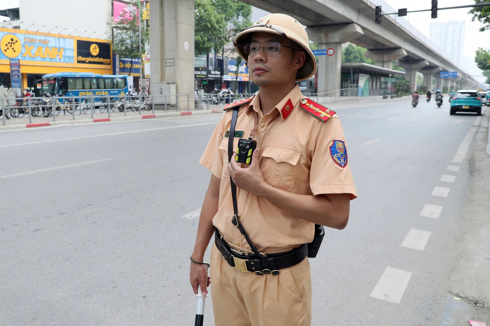 Hà Nội: CSGT ghi hình bằng camera mini, tài xế xe máy hết đường né phạt- Ảnh 1. Hà Nội: CSGT ghi hình bằng camera mini, tài xế xe máy hết đường né phạt- Ảnh 1.