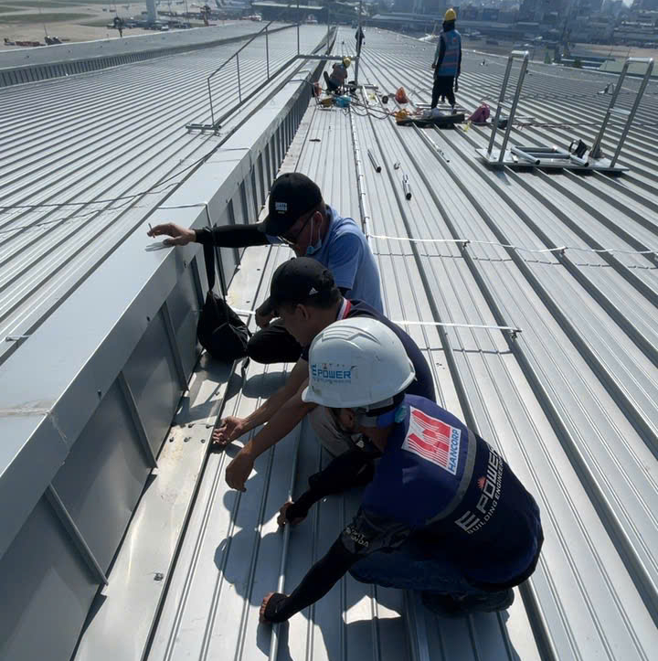 Đang khắc phục sự cố dột nước ở nh&agrave; ga T3 T&acirc;n Sơn Nhất- Ảnh 1.