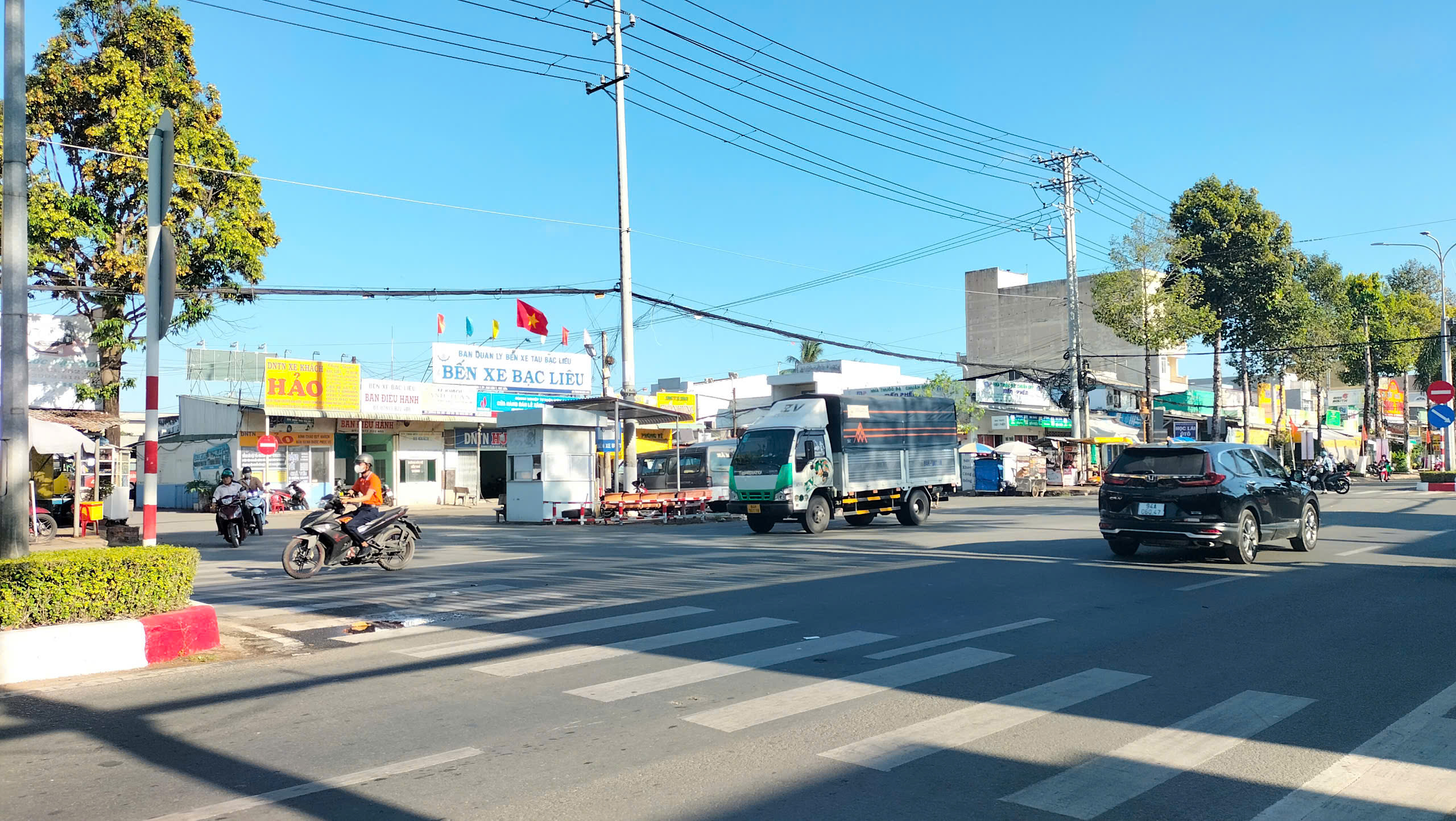 Sớm xử lý bất cập giao thông khu vực Bến xe Bạc Liêu- Ảnh 2. Sớm xử lý bất cập giao thông khu vực Bến xe Bạc Liêu- Ảnh 2.