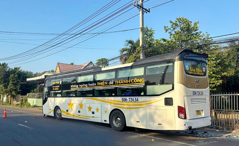 Chiếc &ocirc; t&ocirc; kh&aacute;ch tại hiện trường vụ tai nạn - Ảnh: Minh Ch&iacute;nh.