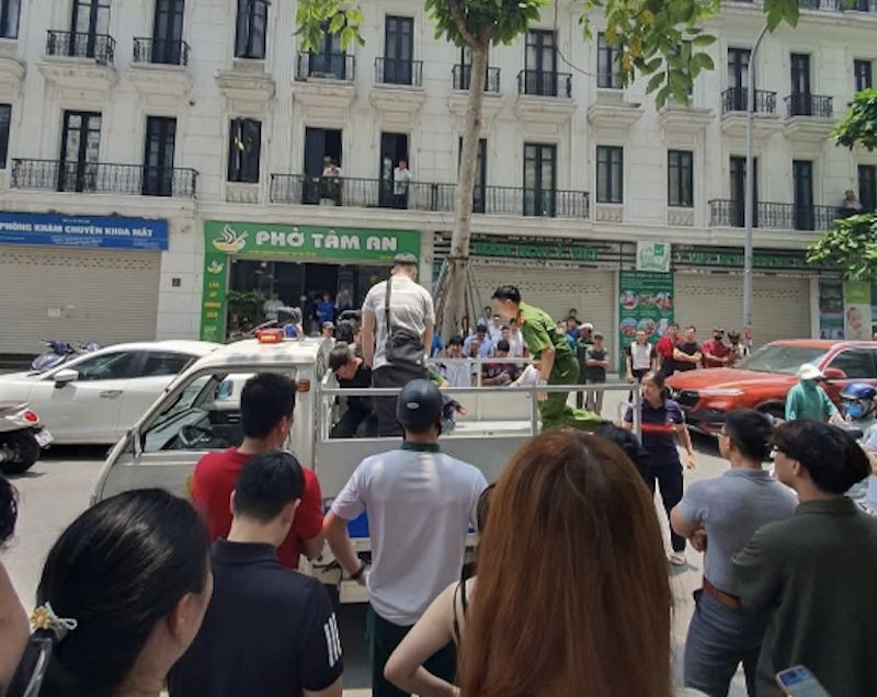 H&agrave; Nội: Thanh ni&ecirc;n quật ng&atilde; t&ecirc;n trộm xe SH d&ugrave; bị xịt hơi cay v&agrave;o mặt- Ảnh 1.