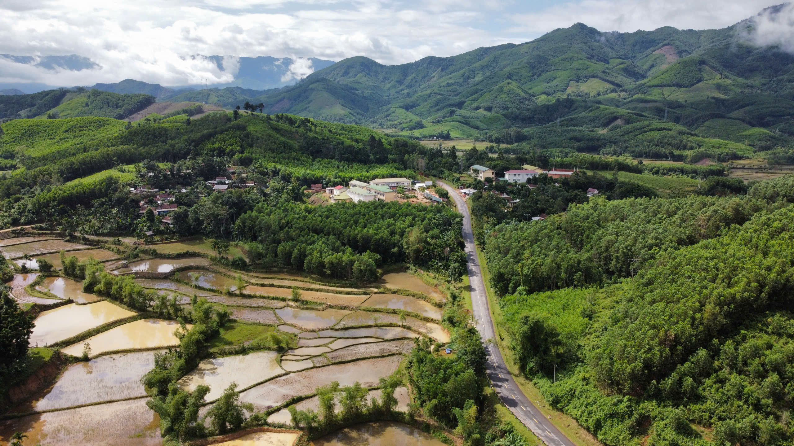 Tăng tốc n&acirc;ng cấp c&aacute;c tuyến giao th&ocirc;ng, r&uacute;t ngắn khoảng c&aacute;ch Quảng Ng&atilde;i - Kon Tum- Ảnh 2.