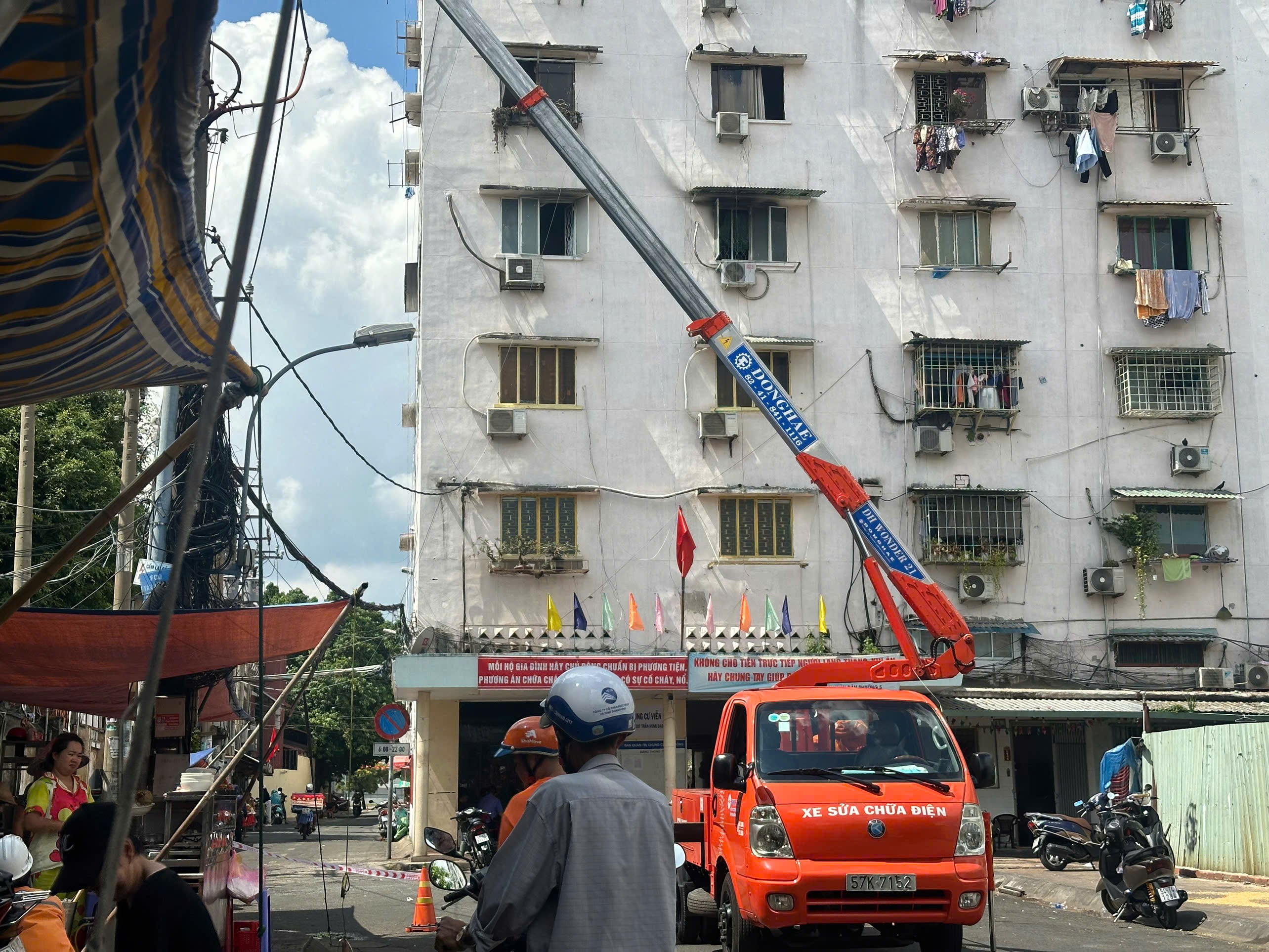 Ch&aacute;y căn hộ chung cư ở TP.HCM, 5 người mắc kẹt- Ảnh 1.
