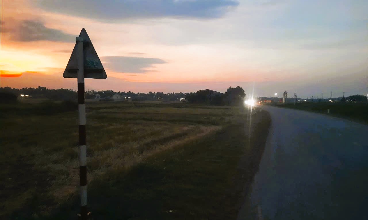 Nam shipper bị s&eacute;t đ&aacute;nh bất tỉnh tr&ecirc;n quốc lộ 49C qua Quảng Trị- Ảnh 1.