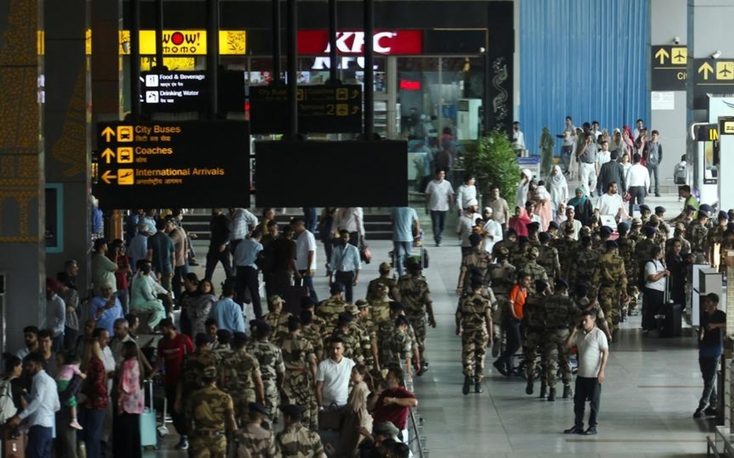 Ấn Độ tạm đ&oacute;ng 24 s&acirc;n bay giữa l&uacute;c căng thẳng với Pakistan leo thang