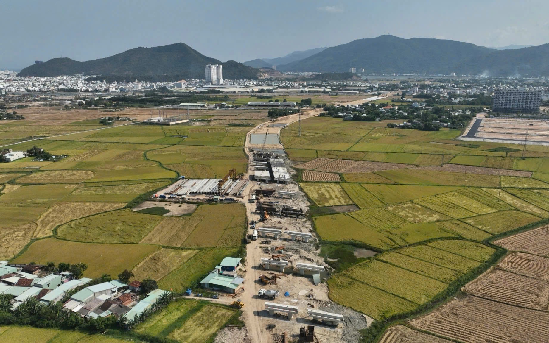 Khai th&aacute;c c&aacute;t nhiễm mặn đầm Thị Nại để giải b&agrave;i to&aacute;n thiếu vật liệu ở B&igrave;nh Định