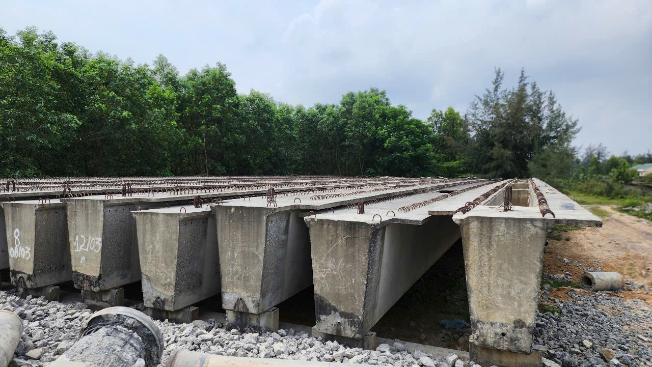 Sau 10 năm, đường v&agrave;o khu c&ocirc;ng nghiệp ở Dung Quất vẫn chưa ho&agrave;n th&agrave;nh - Ảnh 5.