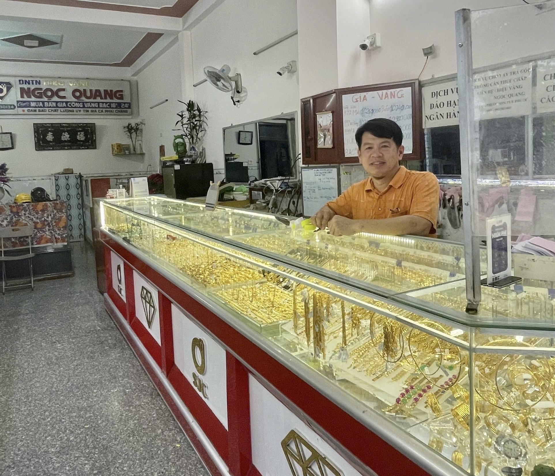 Chủ tiệm v&agrave;ng &ldquo;giải cứu&rdquo; một phụ nữ tho&aacute;t khỏi bẫy lừa chuyển tiền- Ảnh 1.