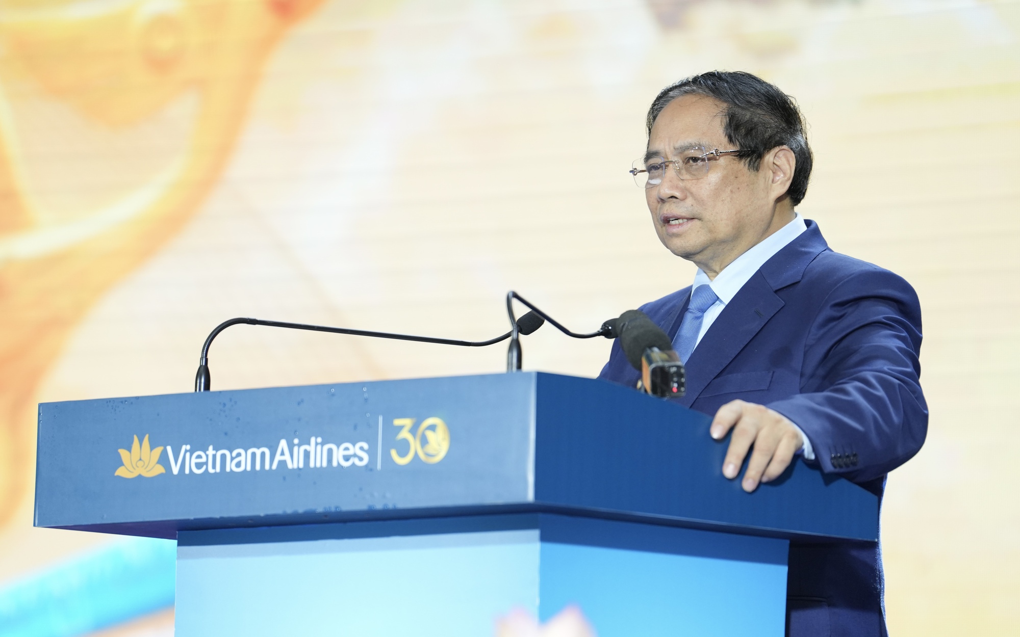 Thủ tướng Phạm Minh Ch&iacute;nh: Vietnam Airlines l&agrave; c&aacute;nh chim đầu đ&agrave;n của ng&agrave;nh h&agrave;ng kh&ocirc;ng Việt