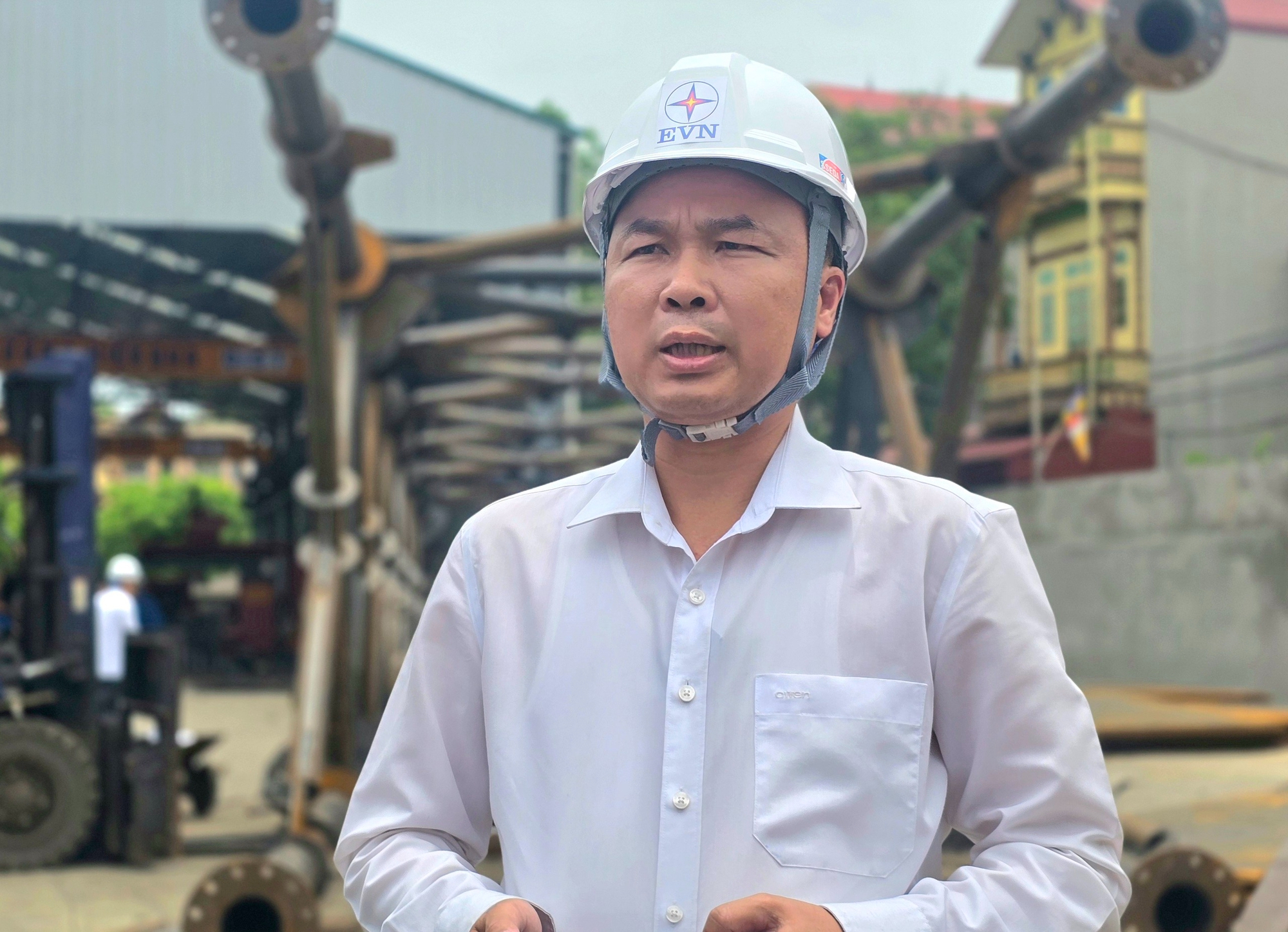 Dùng xe đặc chủng chuyển bê tông, sắt thép lên vị trí cột dự án 500kV Lào Cai - Vĩnh Yên- Ảnh 1. Dùng xe đặc chủng chuyển bê tông, sắt thép lên vị trí cột dự án 500kV Lào Cai - Vĩnh Yên- Ảnh 1.