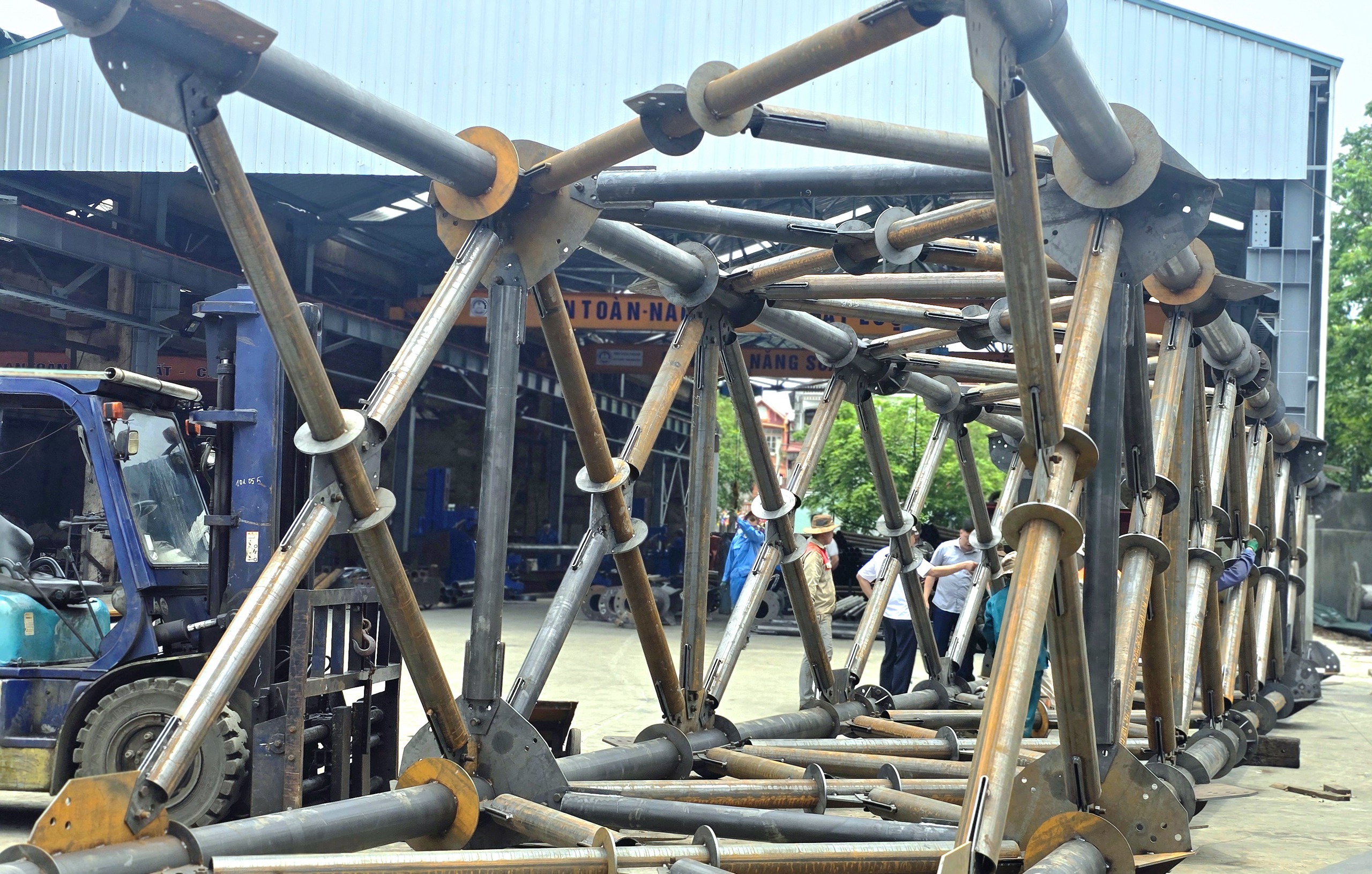 Dùng xe đặc chủng chuyển bê tông, sắt thép lên vị trí cột dự án 500kV Lào Cai - Vĩnh Yên- Ảnh 2. Dùng xe đặc chủng chuyển bê tông, sắt thép lên vị trí cột dự án 500kV Lào Cai - Vĩnh Yên- Ảnh 2.