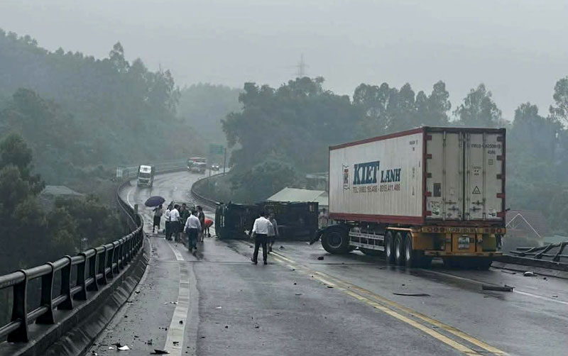 Hiện trường vụ tai nạn khiến 3 người bị thương.