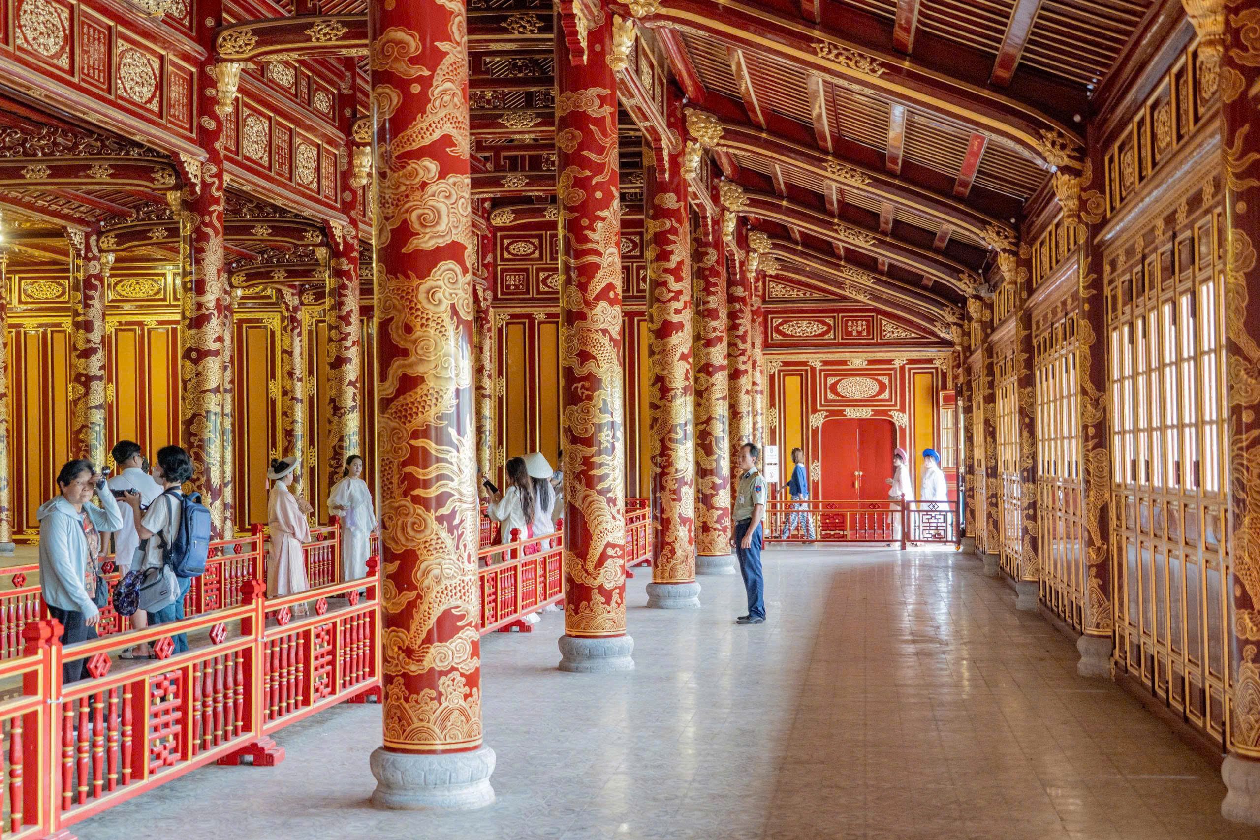 Vụ Ngai vua triều Nguyễn bị ph&aacute; hoại: Cho th&ocirc;i việc 2 bảo vệ v&agrave; kỷ luật ban l&atilde;nh đạo- Ảnh 1.