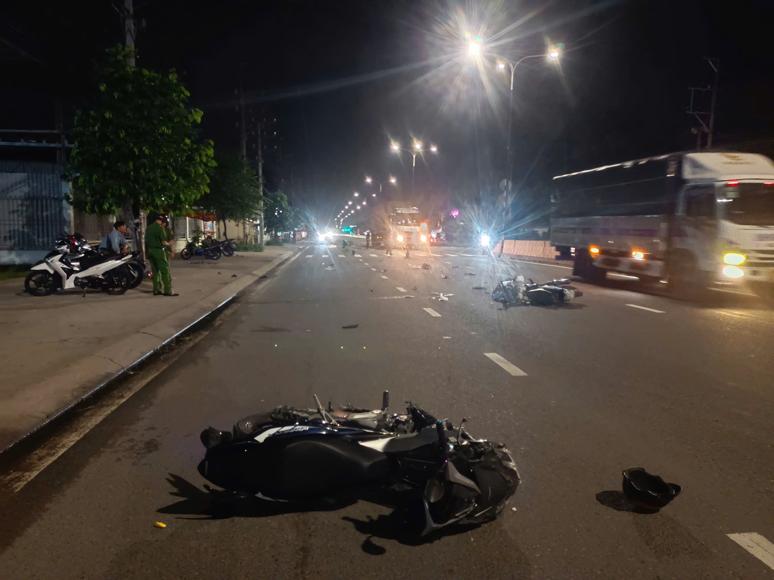 Chạy xe máy tốc độ cao xảy ra va chạm, 1 người tử vong, 1 người nguy kịch- Ảnh 1. Chạy xe máy tốc độ cao xảy ra va chạm, 1 người tử vong, 1 người nguy kịch- Ảnh 1.
