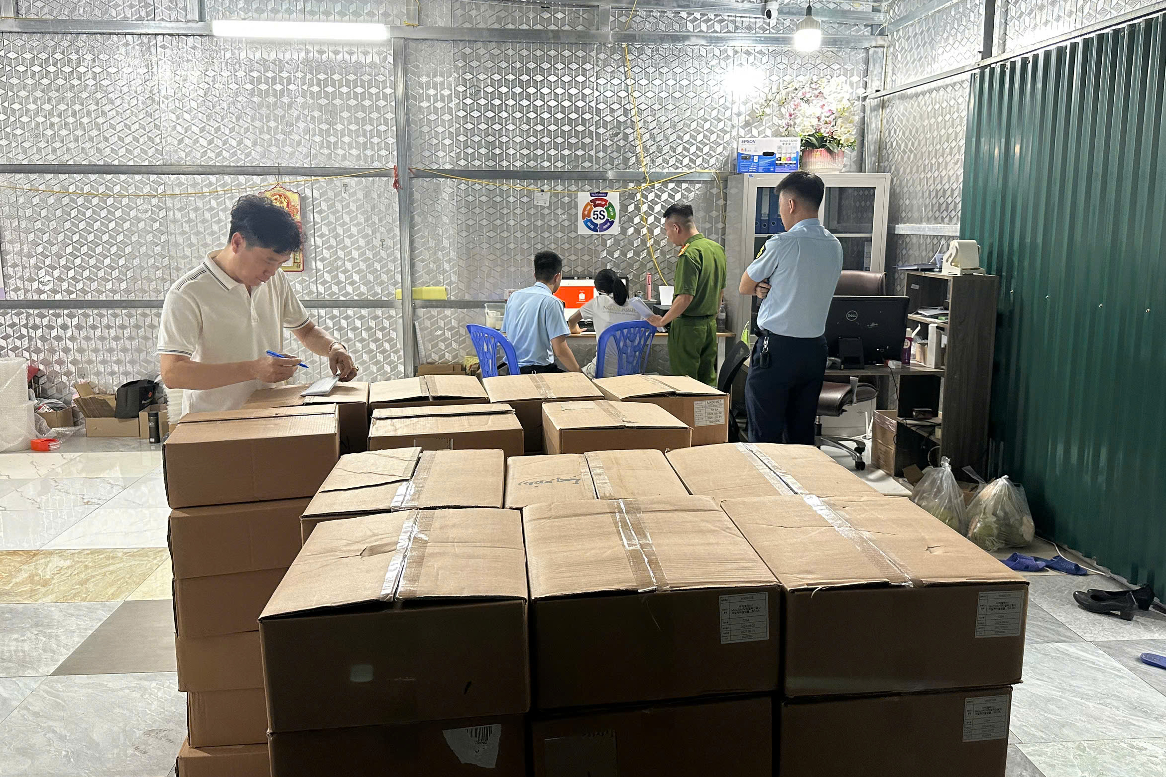 H&agrave; Nội: Thu giữ 5.400 lọ mỹ phẩm nghi h&agrave;ng lậu của C&ocirc;ng ty Dược phẩm Ng&acirc;n Korea- Ảnh 2.