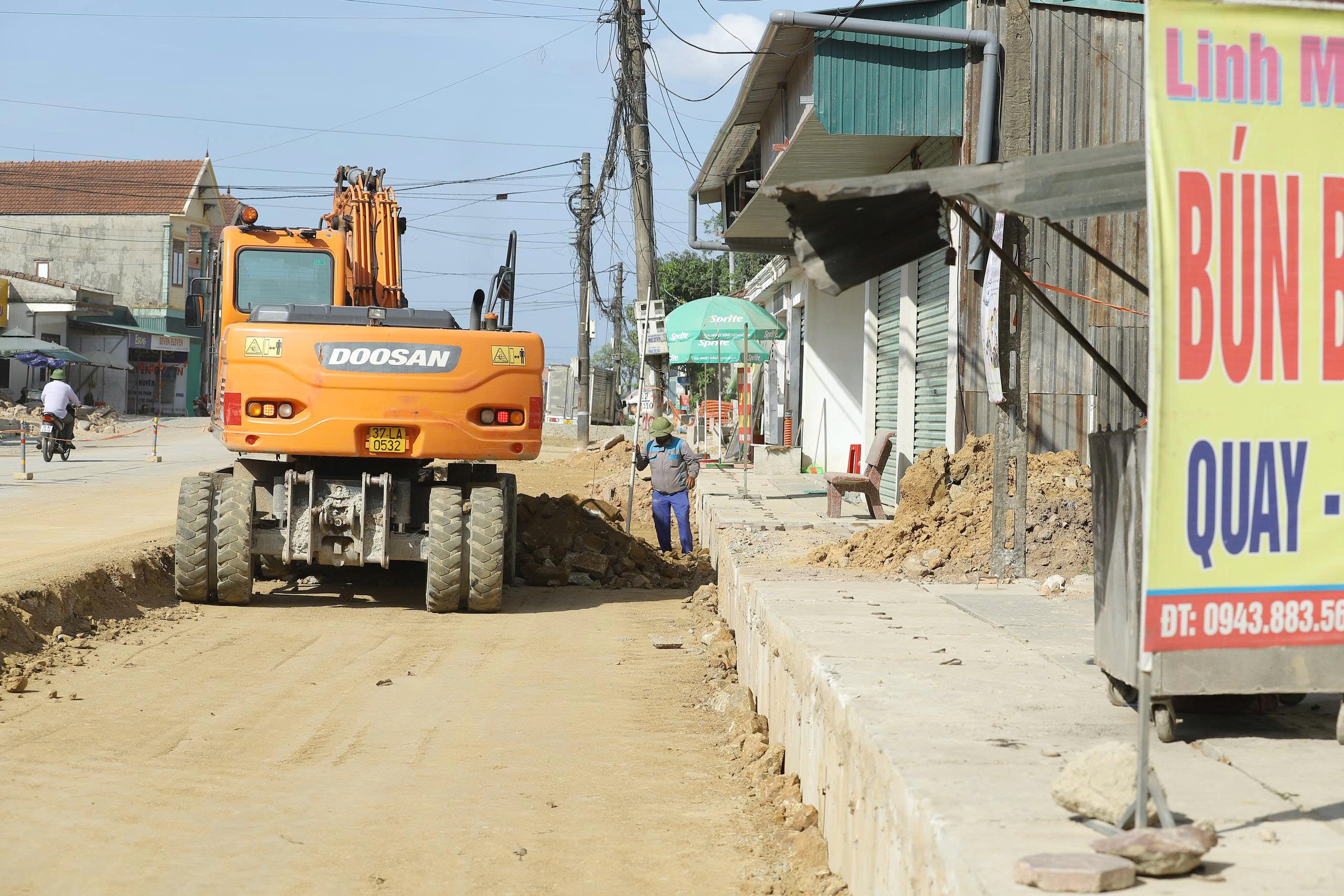 H&agrave; Tĩnh: Thi c&ocirc;ng QL8C dẫn xuống b&atilde;i biển Thi&ecirc;n Cầm gặp kh&oacute;- Ảnh 3.