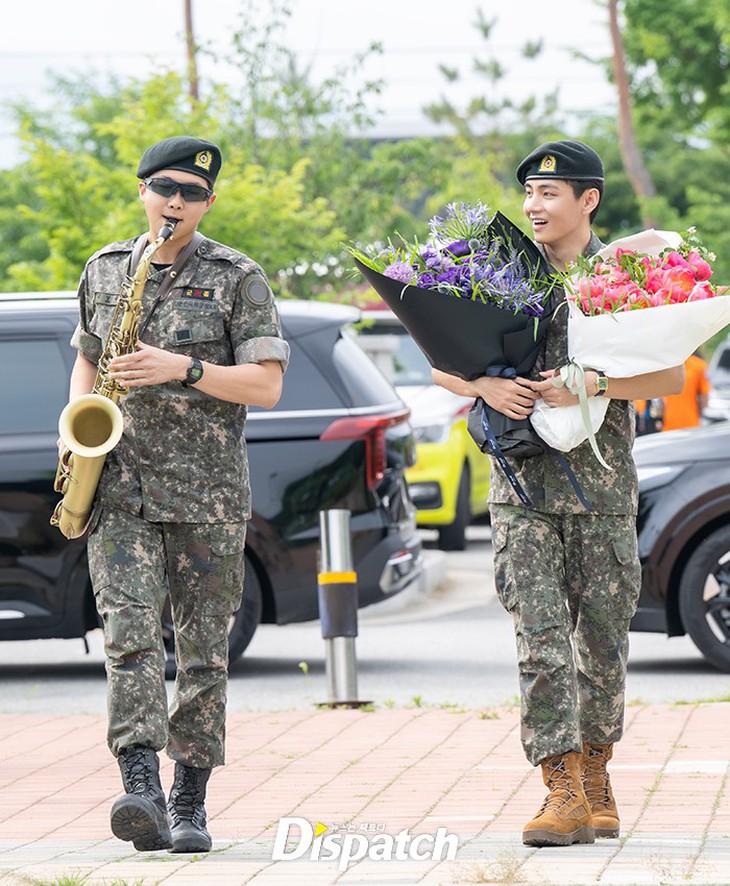 Jungkook v&agrave; Jimin chia sẻ "n&oacute;ng" khi xuất ngũ, hứa hẹn tương lai về BTS- Ảnh 2.