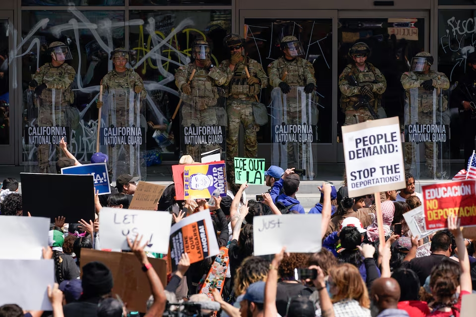 Mỹ điều Thủy qu&acirc;n lục chiến tới Los Angeles, sẵn s&agrave;ng bắt giữ Thống đốc California- Ảnh 1.