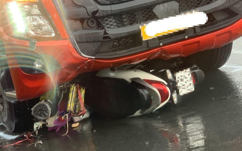 Xe đầu k&eacute;o va chạm xe m&aacute;y tr&ecirc;n QL61, cha mẹ nguy kịch, 2 con tử vong- Ảnh 1.