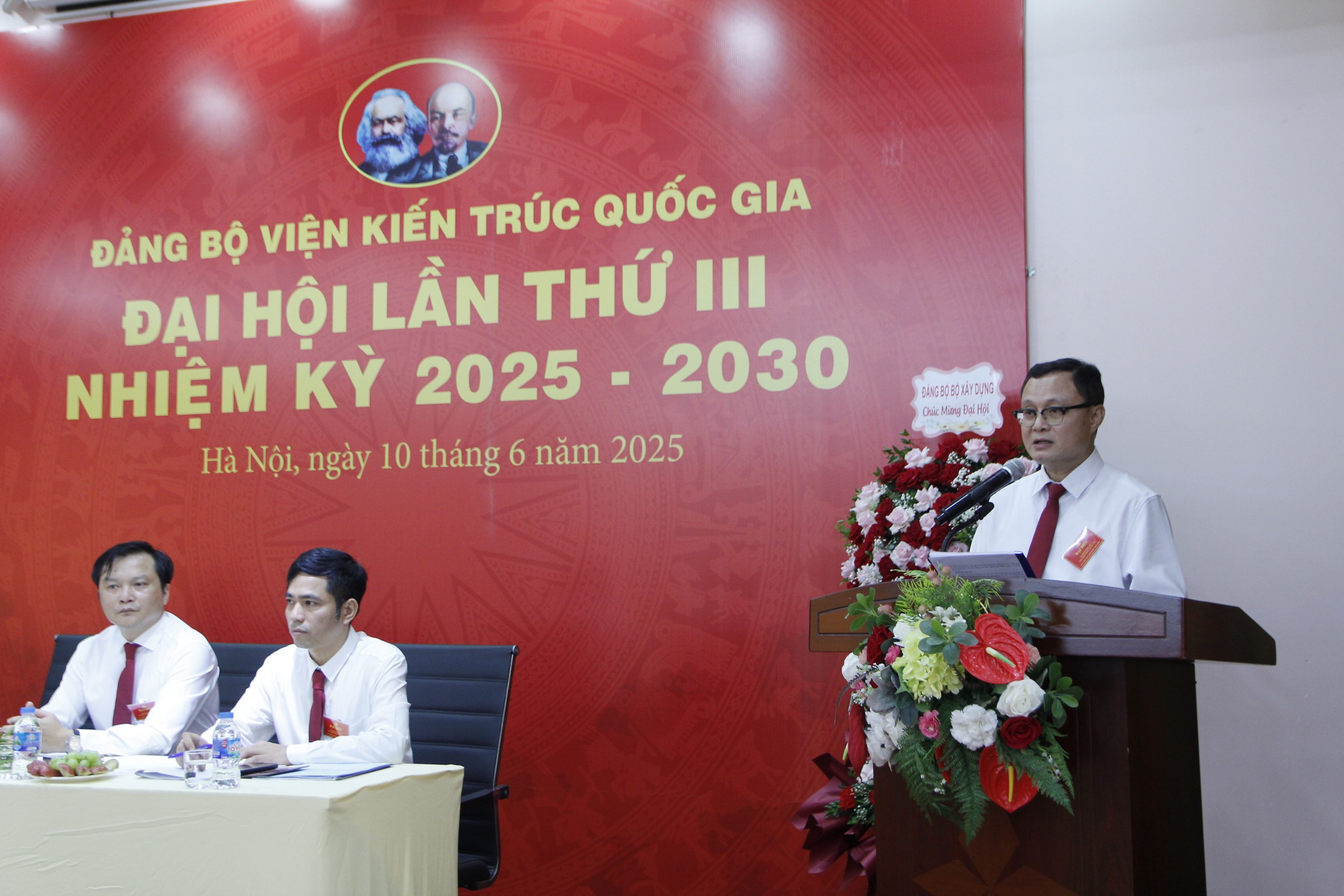 Đồng ch&iacute; Hồ Ch&iacute; Quang, B&iacute; thư Đảng ủy, Viện trưởng Viện Kiến tr&uacute;c quốc gia b&aacute;o c&aacute;o kết quả thực hiện nhiệm vụ nhiệm kỳ 2020 - 2025 của Đảng bộ Viện.