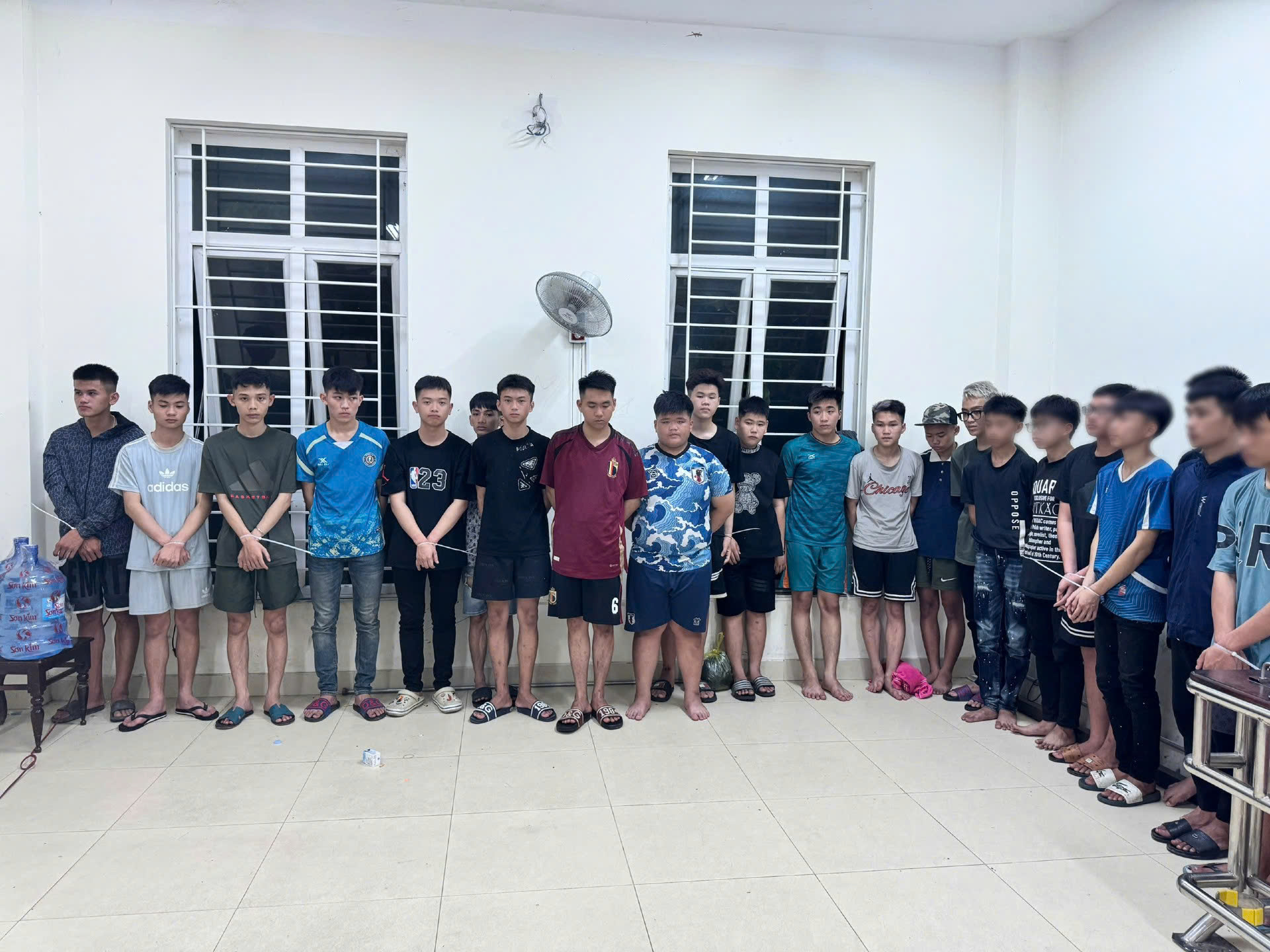 Nghệ An: Bắt 2 nh&oacute;m thanh ni&ecirc;n g&acirc;y rối trật tự c&ocirc;ng cộng, cố &yacute; g&acirc;y thương t&iacute;ch- Ảnh 2.