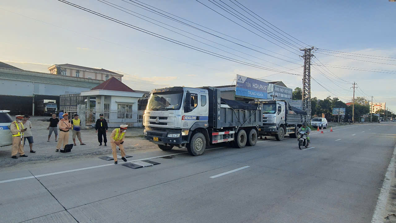 Quảng Ng&atilde;i: Thu hồi ph&ugrave; hiệu, tước giấy ph&eacute;p kinh doanh vận tải gần 100 phương tiện- Ảnh 1.