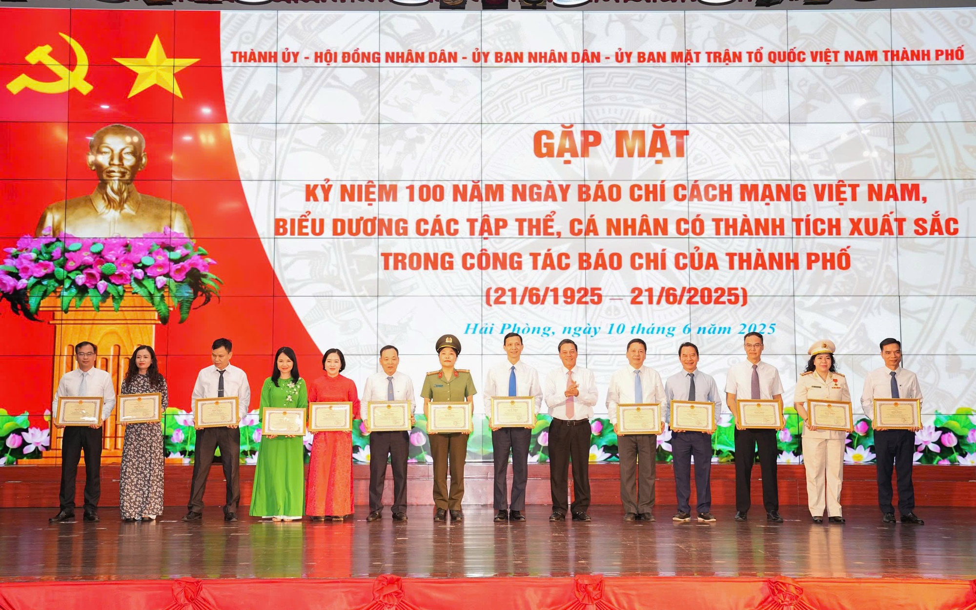 Trao xe đạp cho học sinh khó khăn ở Khánh Hòa- Ảnh 4. Hải Phòng gặp mặt nhà báo nhân 100 năm Ngày Báo chí Cách mạng Việt Nam