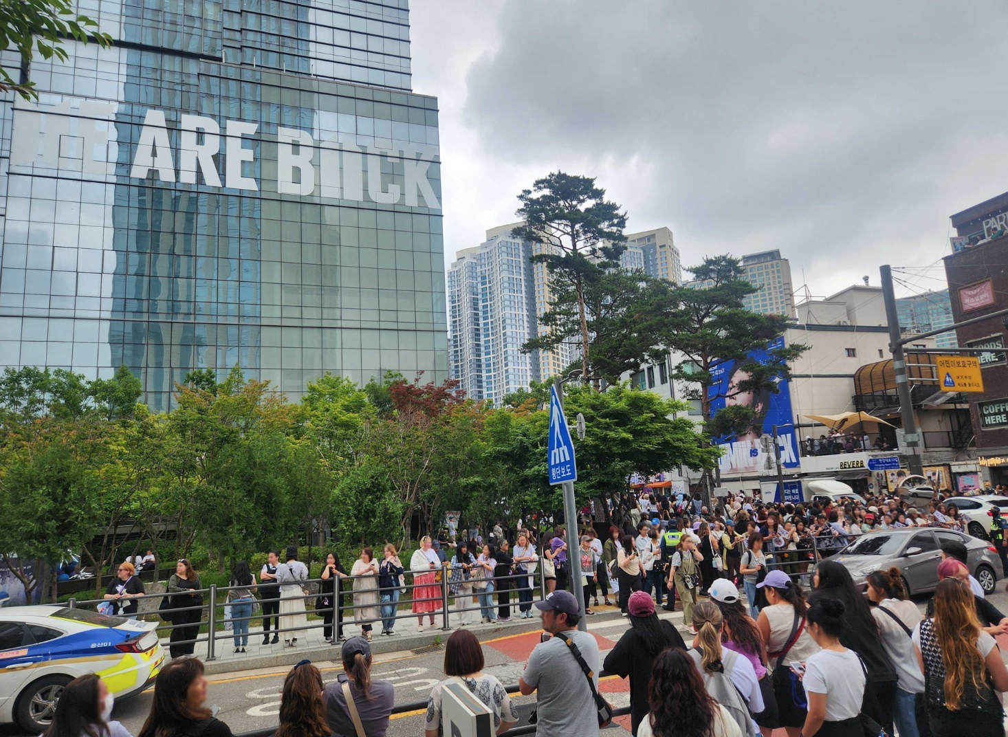 V và RM của nhóm BTS xuất ngũ: Cổ phiếu Hybe gần chạm đỉnh- Ảnh 4. V và RM của nhóm BTS xuất ngũ: Cổ phiếu Hybe gần chạm đỉnh- Ảnh 4.