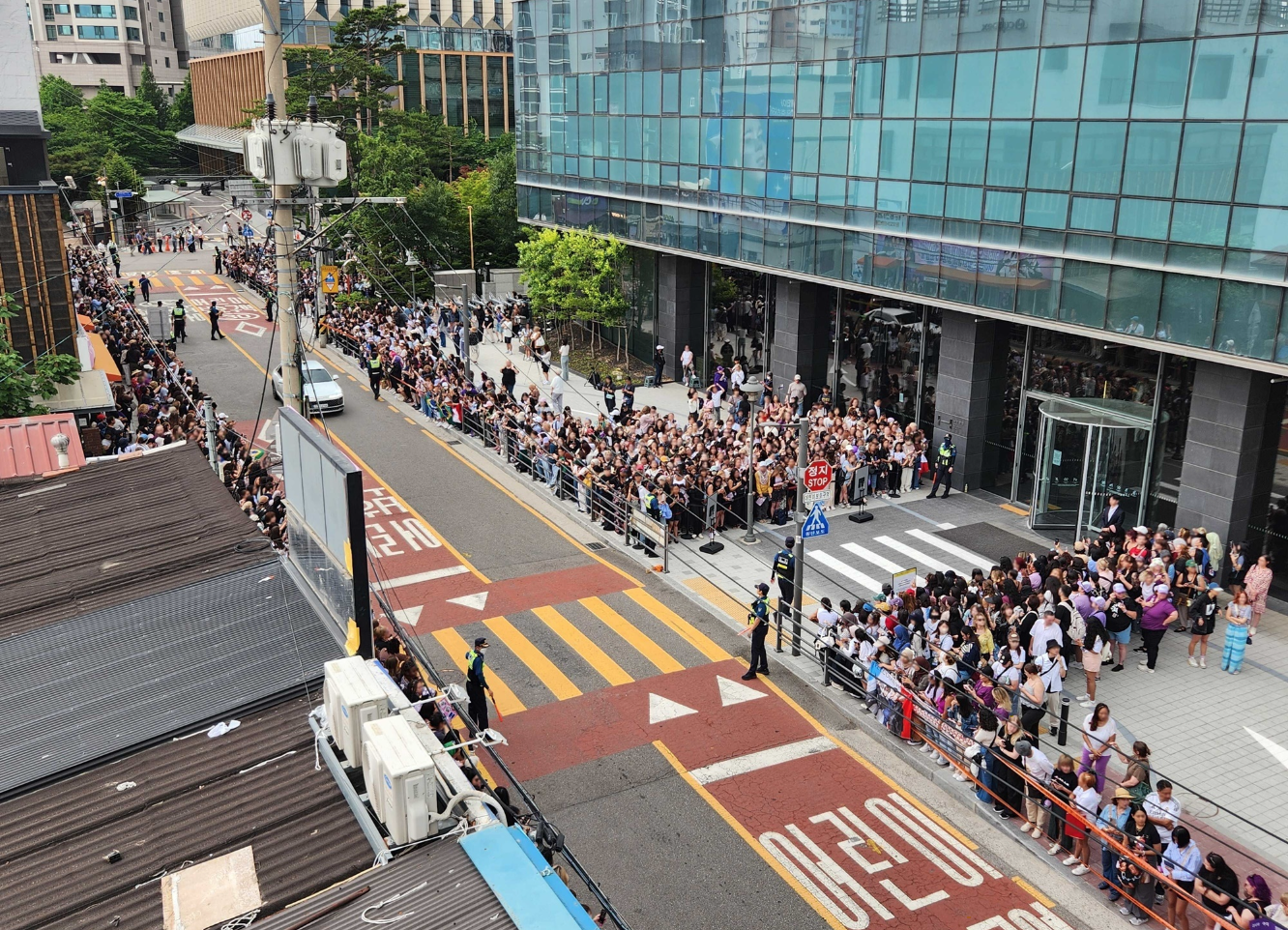 V và RM của nhóm BTS xuất ngũ: Cổ phiếu Hybe gần chạm đỉnh- Ảnh 6. V và RM của nhóm BTS xuất ngũ: Cổ phiếu Hybe gần chạm đỉnh- Ảnh 6.