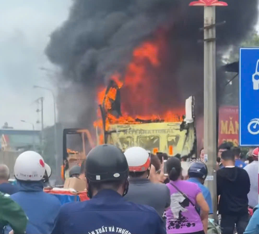 Đến xưởng sửa chữa, xe đầu kéo và ô tô con bị thiêu rụi ở Lạng Sơn- Ảnh 1. Đến xưởng sửa chữa, xe đầu kéo và ô tô con bị thiêu rụi ở Lạng Sơn- Ảnh 1.